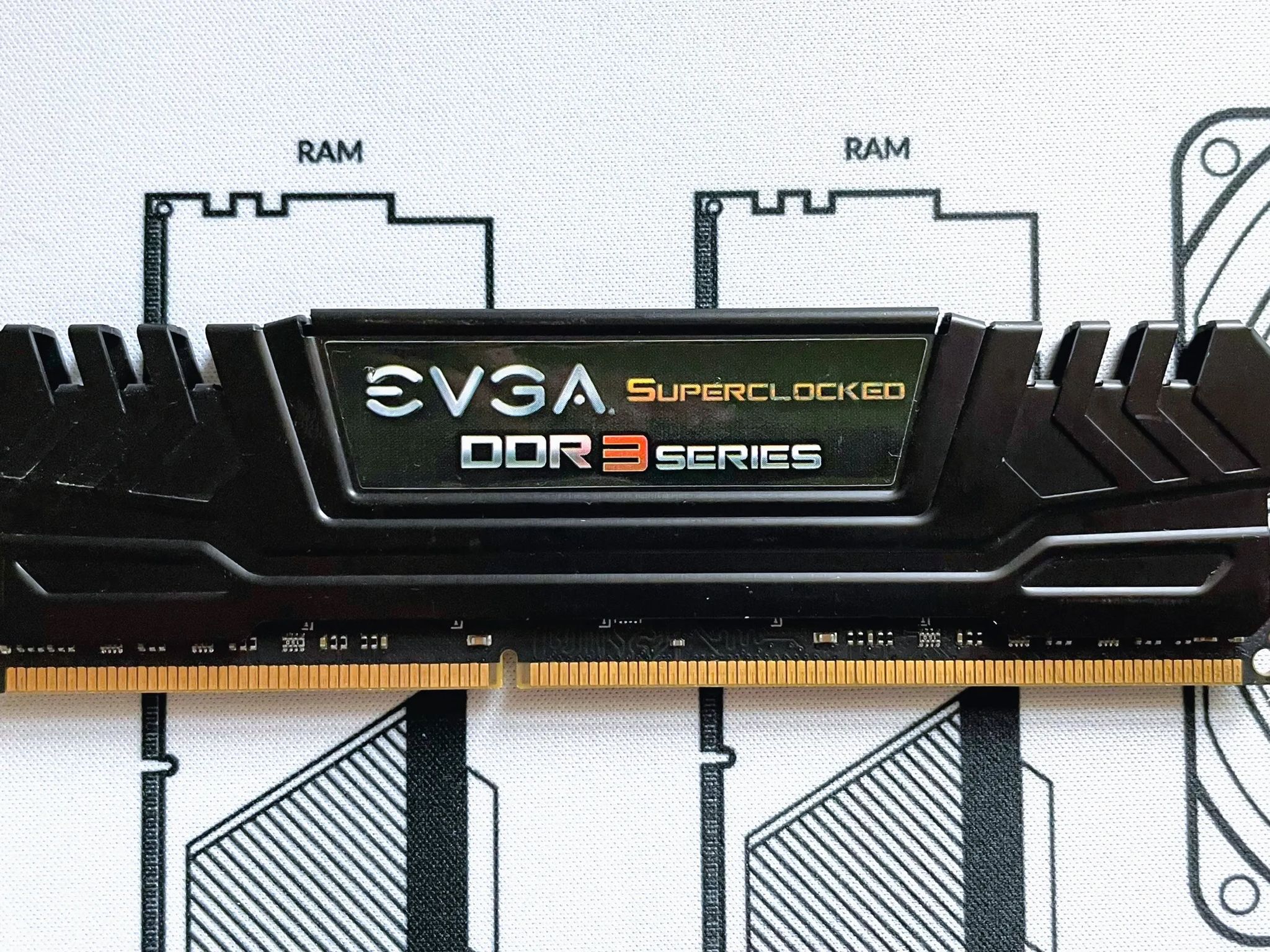 EVGA Superclocked DDR3 Series 8GB Kit (1x8GB) 1600 MHz DDR3 CL 9-9-9-24 (16G-D3-1600-MR) RAM MEMORY