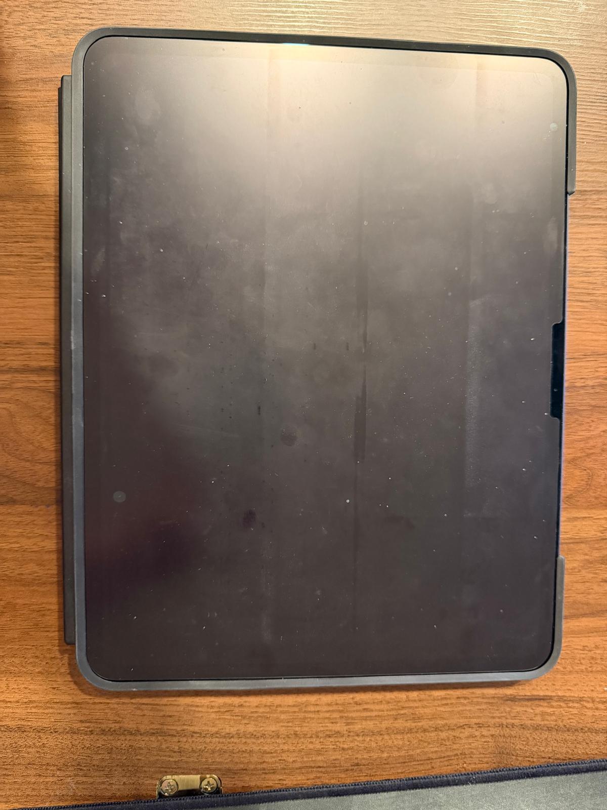 iPad pro 13 inch M4 with Pencil Pro and Logitech - Combo Touch for iPad Pro