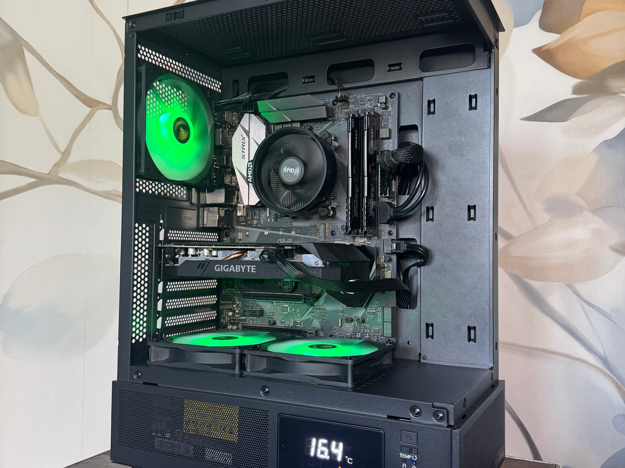 Panoramic Budget Gaming PC - GTX 1660 OC - Ryzen 5 - Temp Display - 740GB Storage