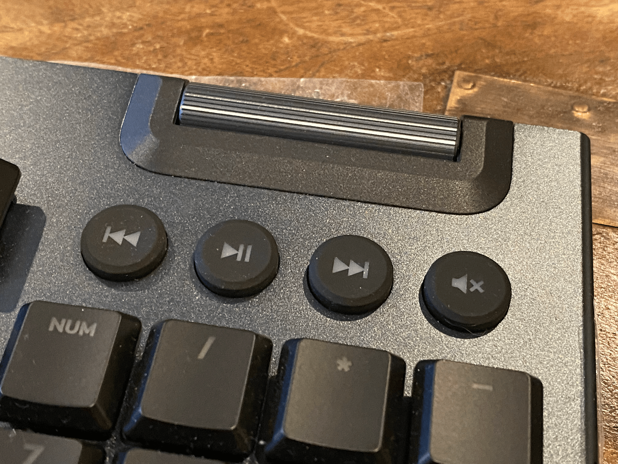 G815 Low Profile, Linear - Individually Backlit Keys, Mint Condition