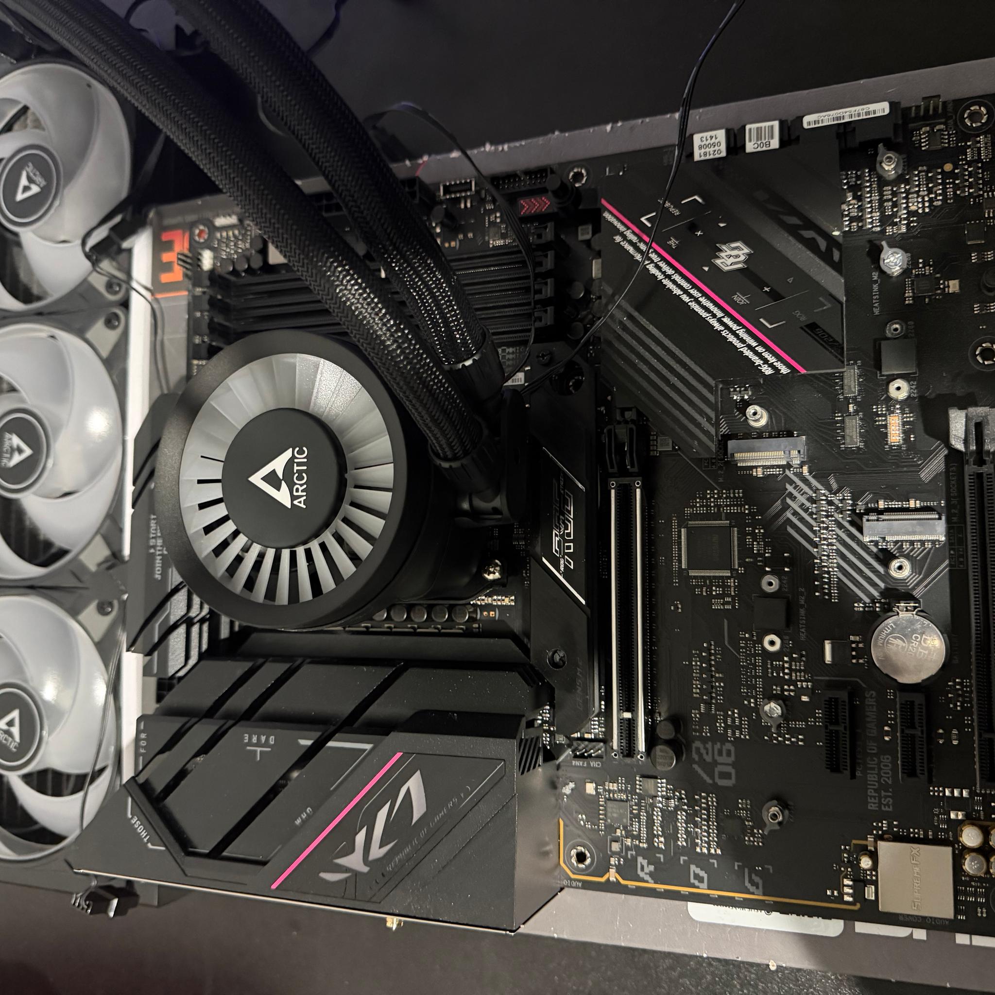 Ryzen 5 9600X, ASUS ROG STRIX B650 F Gaming Wifi, Arctic AIO COMBO