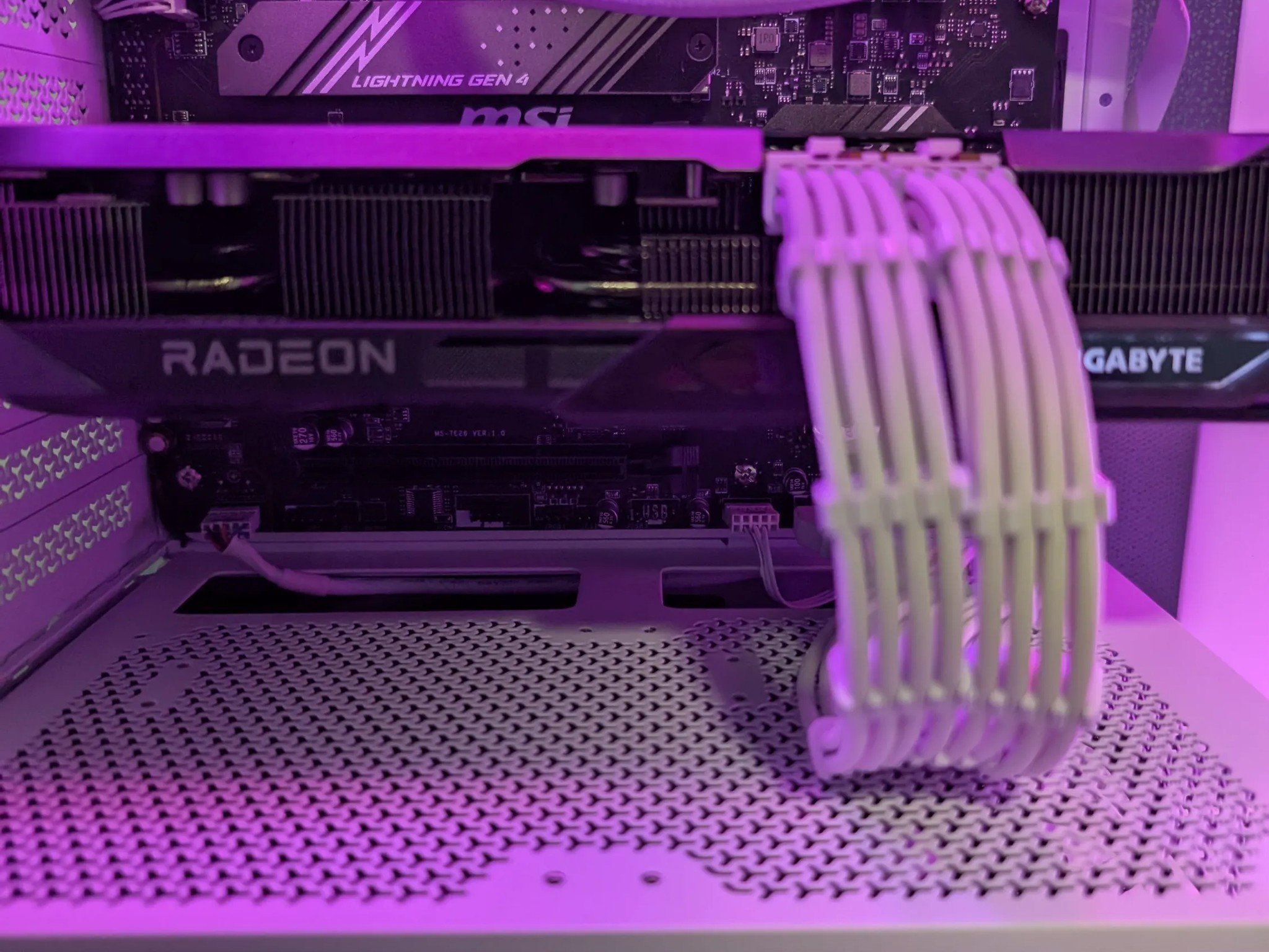 RX 9070 - Ryzen 7 9700x Cutting Edge Gaming PC