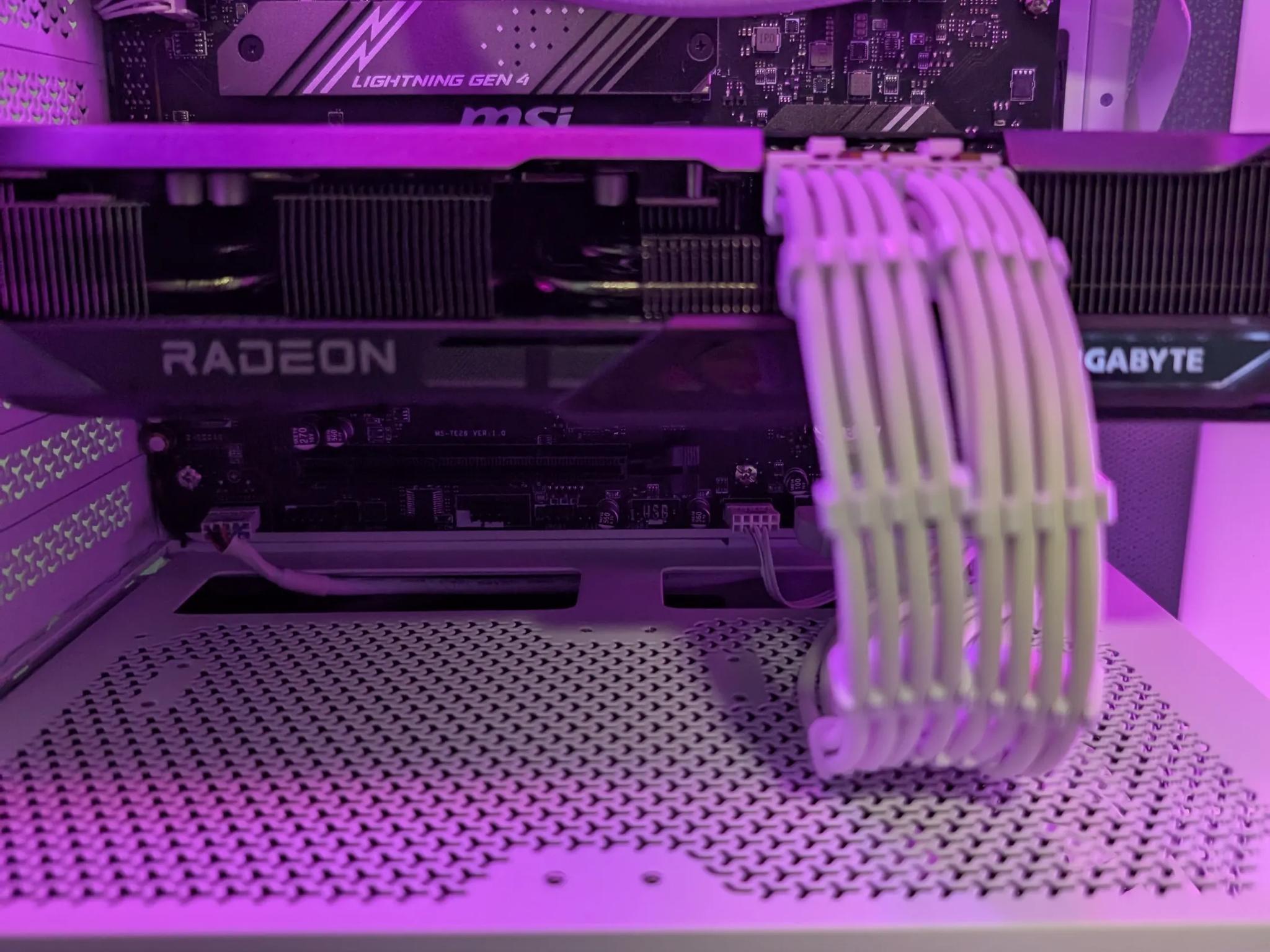 RX 9070 - Ryzen 7 9700x Cutting Edge Gaming PC
