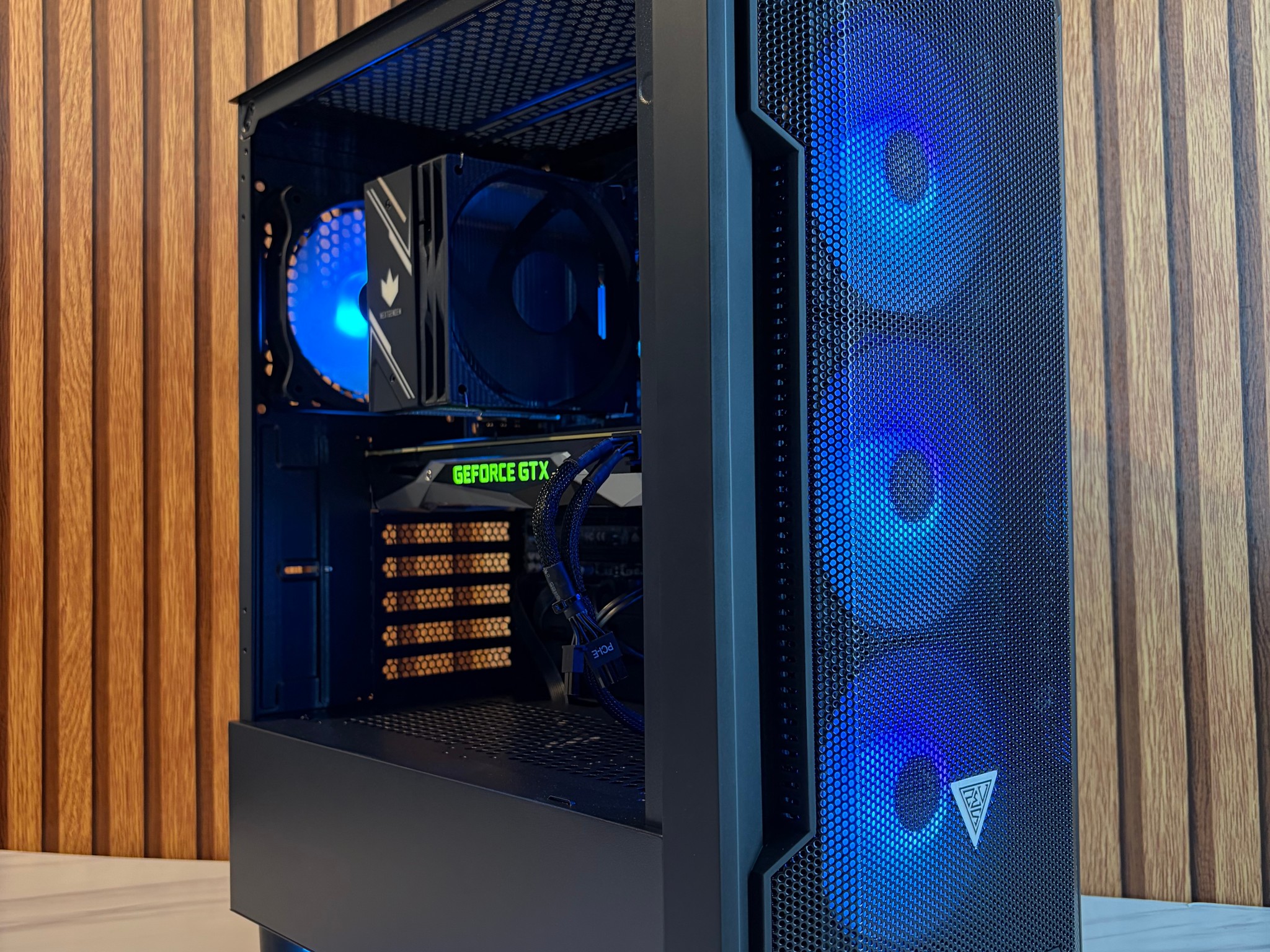 GTX 1080 | I5 7400 | 16GB DDR4 | 500GB SSD