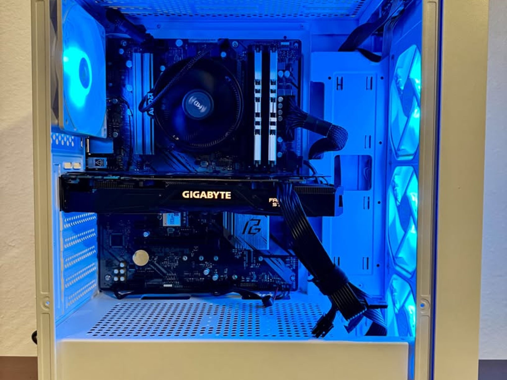 ❄️🎮 White RGB Gaming PC – Ryzen 5 5500 | GTX 1070 8GB | 16GB RAM | WIFI