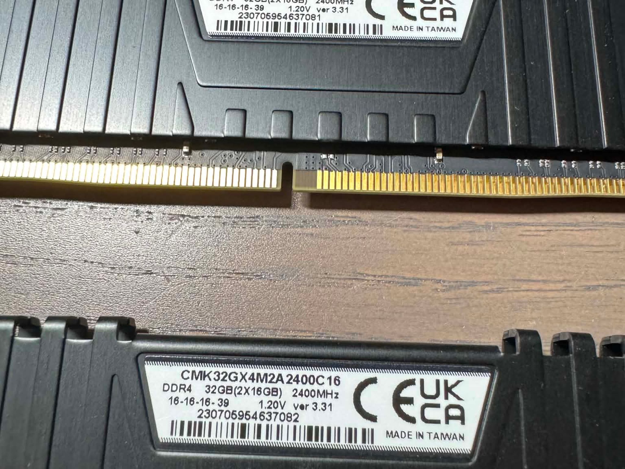 Corsair CMK32GX4M2A2400C16 LPX 32GB DDR4 DRAM 2400MHz C16 Memory Kit - Black