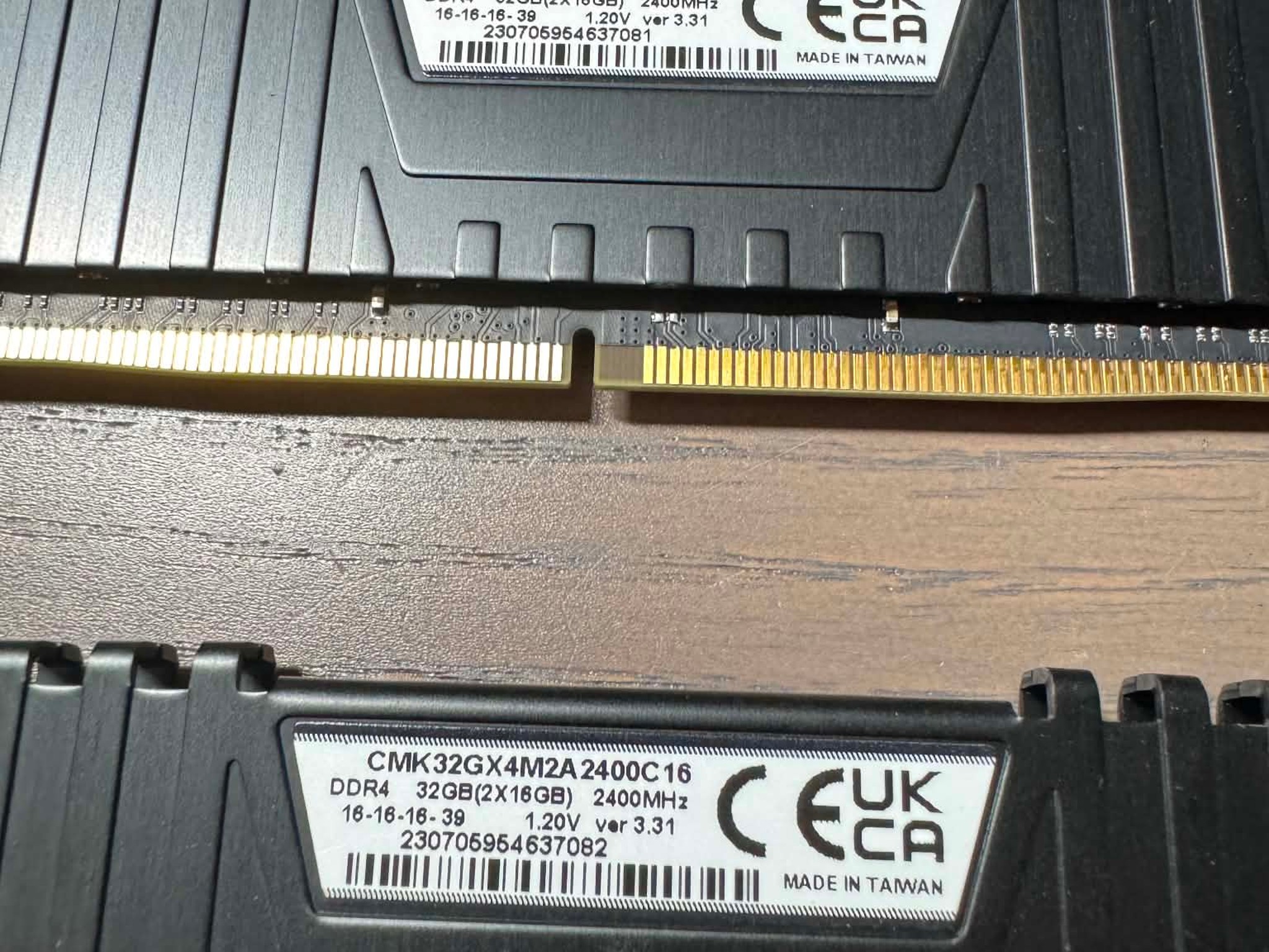 Corsair CMK32GX4M2A2400C16 LPX 32GB DDR4 DRAM 2400MHz C16 Memory Kit - Black