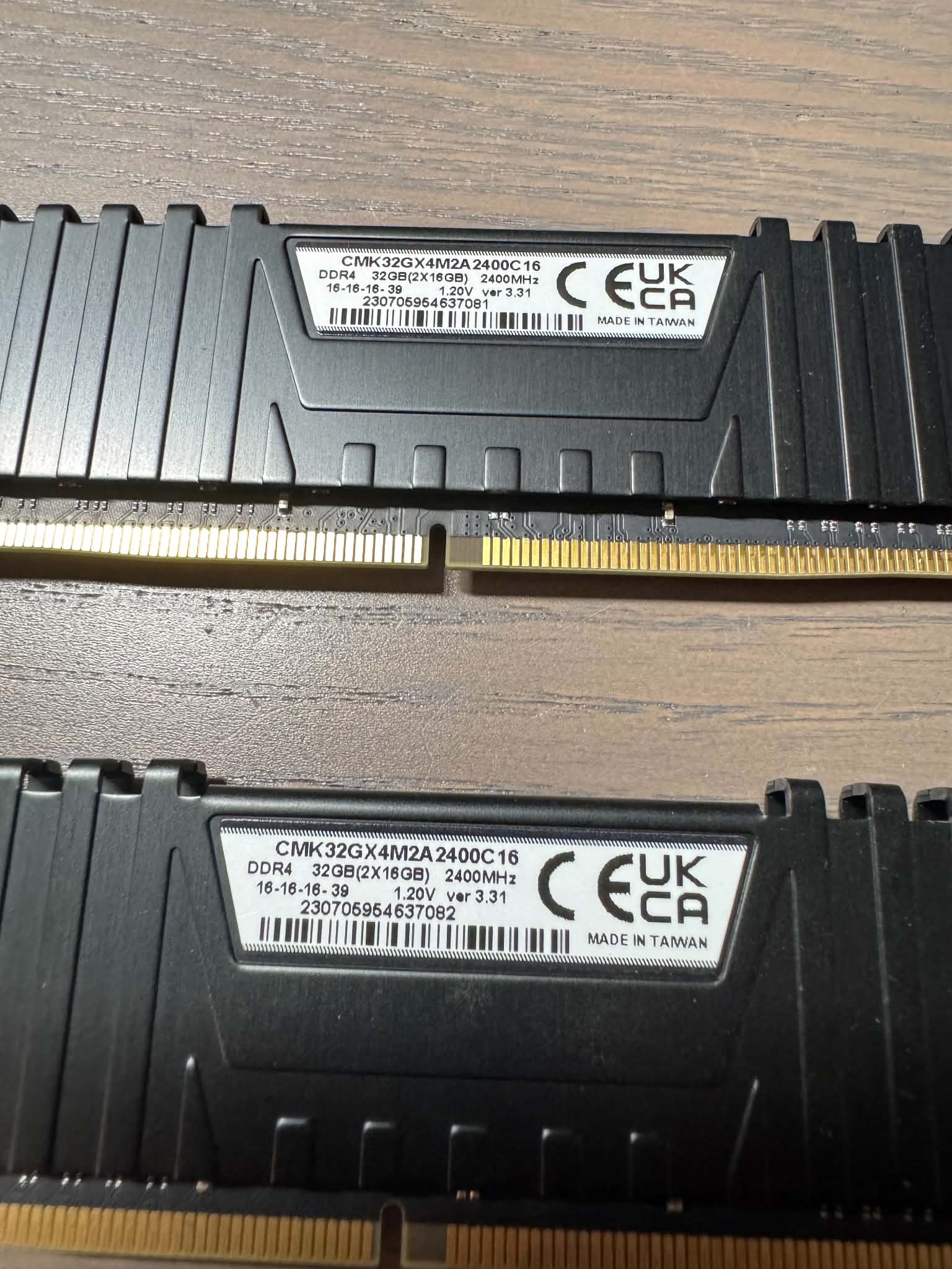 Corsair CMK32GX4M2A2400C16 LPX 32GB DDR4 DRAM 2400MHz C16 Memory Kit - Black