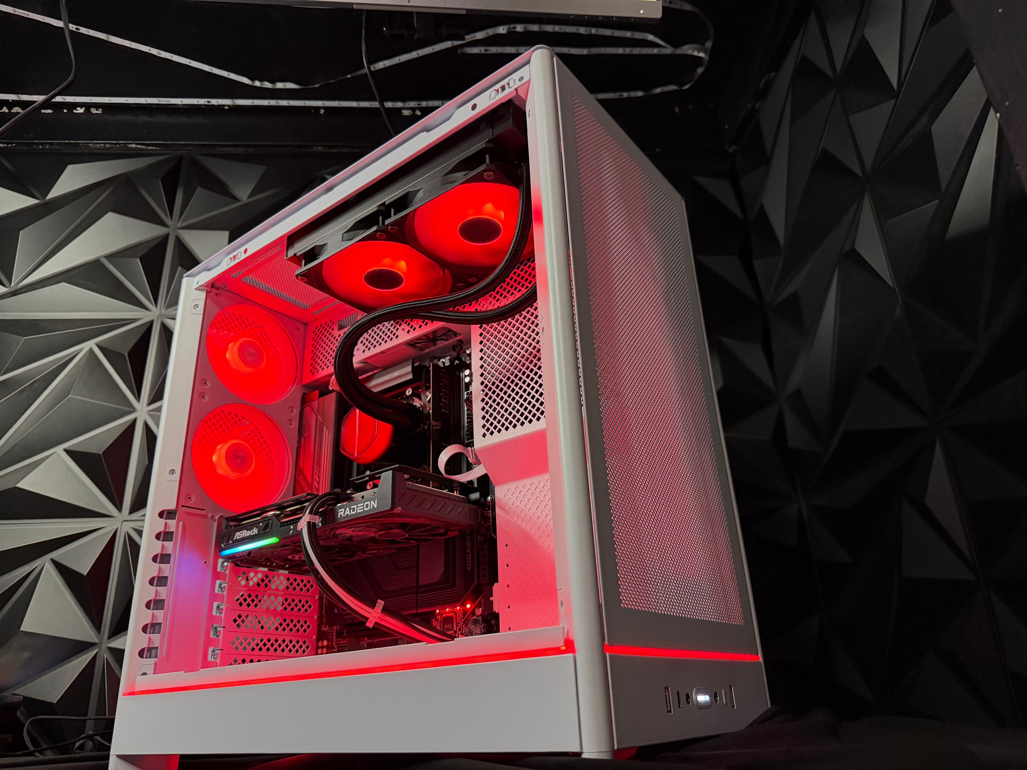 White Ocean – Ryzen 7 7700X / RX 9060XT  Gaming PC