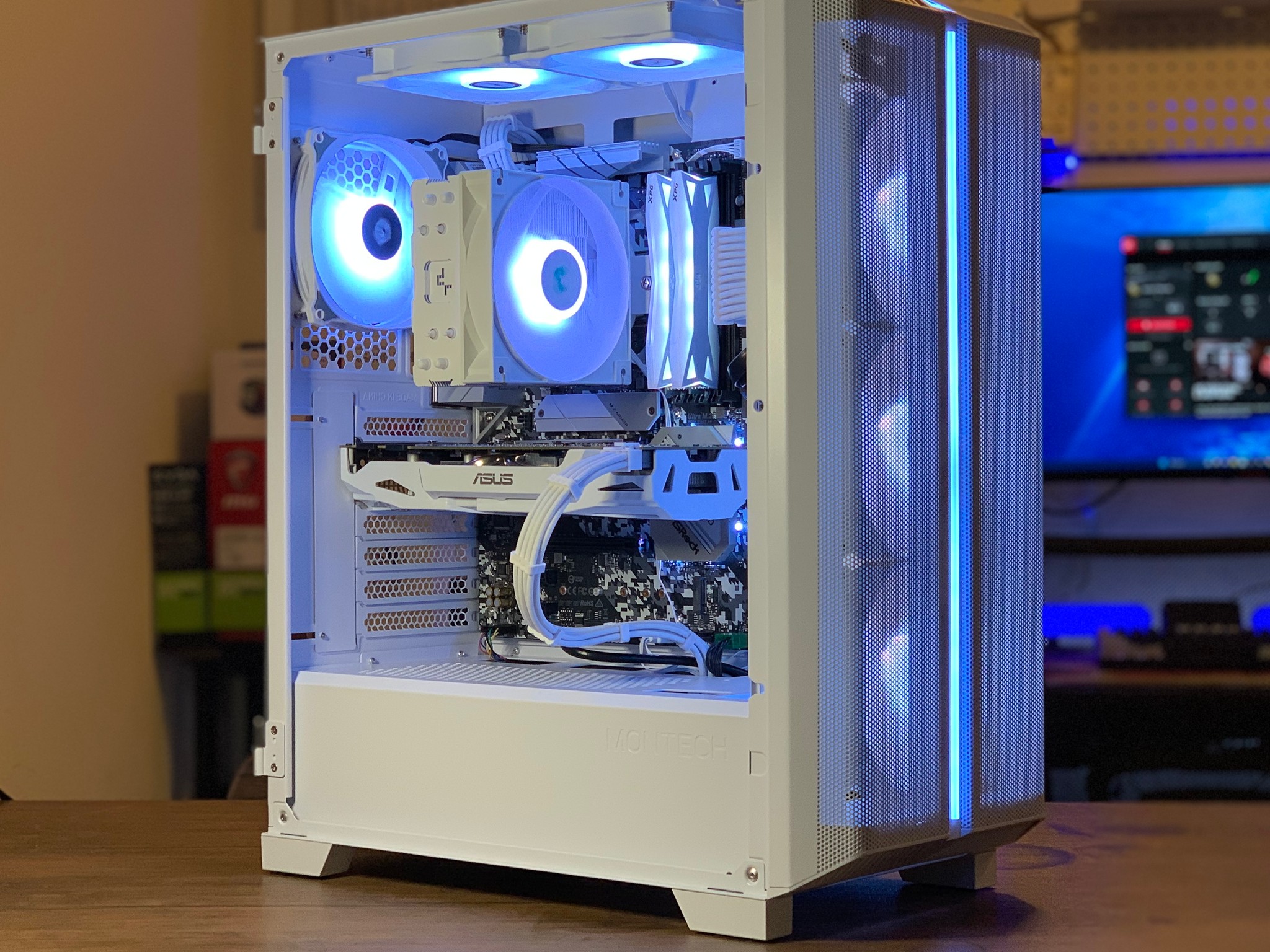White Gaming PC(Ryzen 7 2700 + GTX 1070)