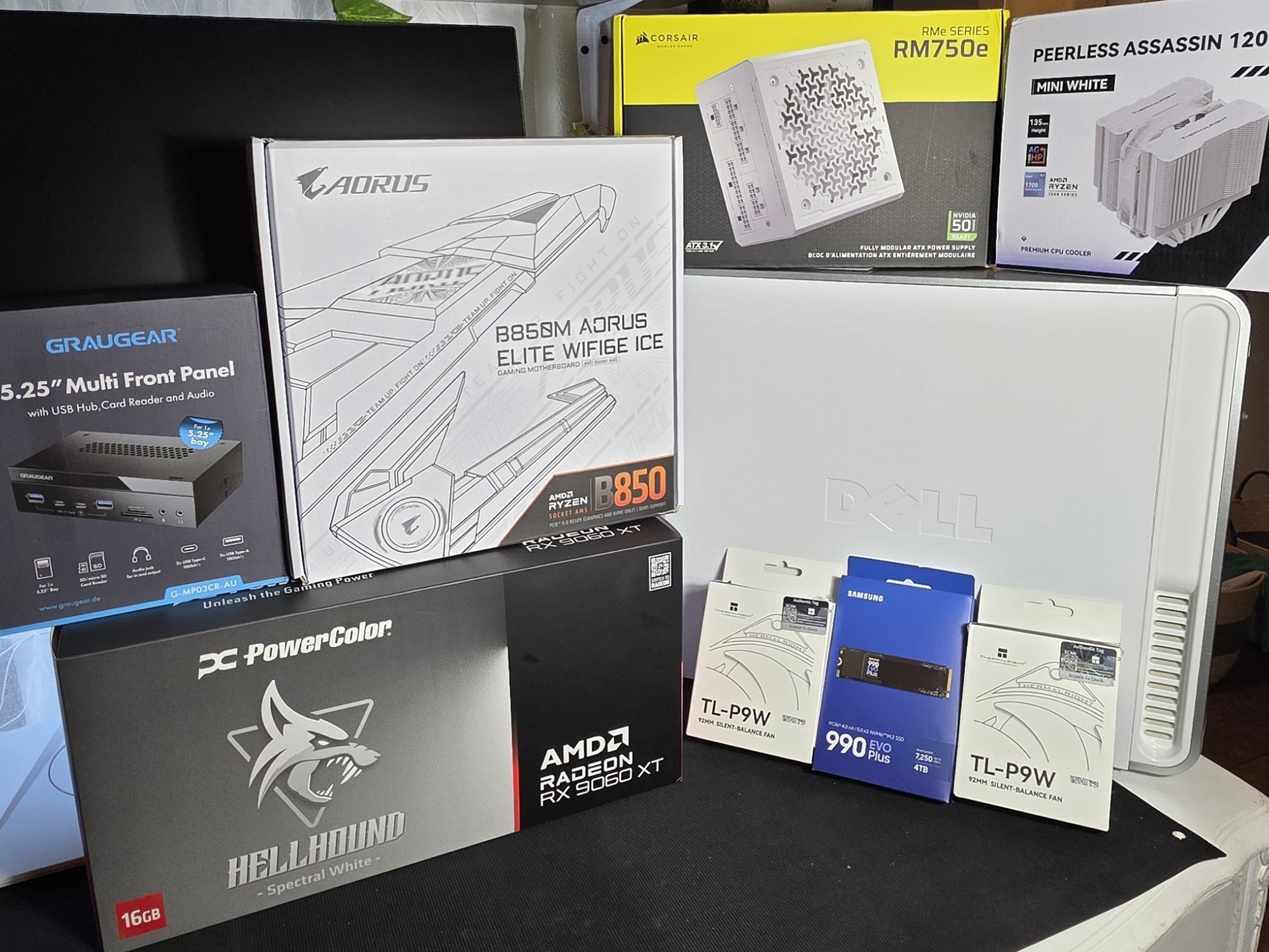 White Hi End Gaming PC Sleeper Custom AMD Ryzen 7 9700x RX 9060 xt 16gb 32gb ddr5 4TB NVME