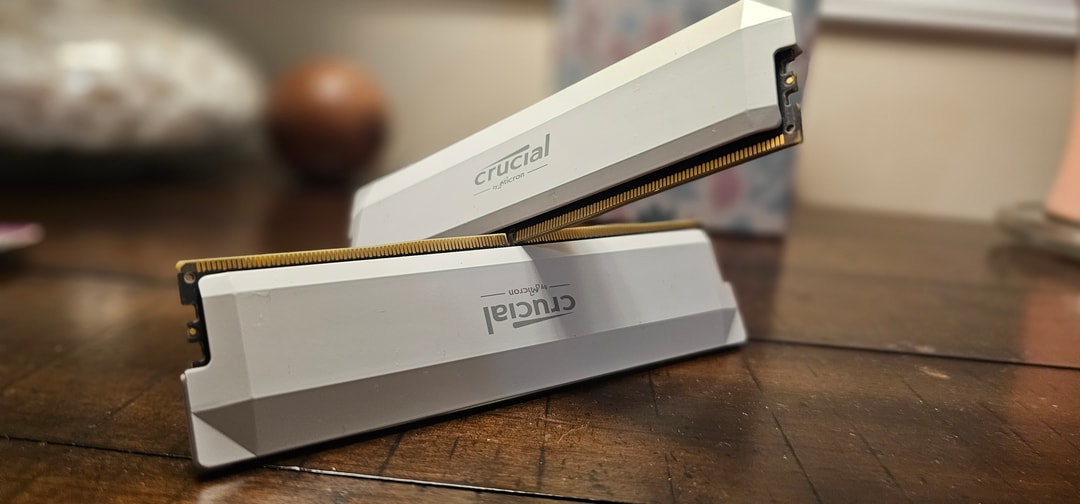 WHITE CRUCIAL DDR5 RAM 2X16 (32GB) 6400 MT/s ( LAST OF ITS KIND