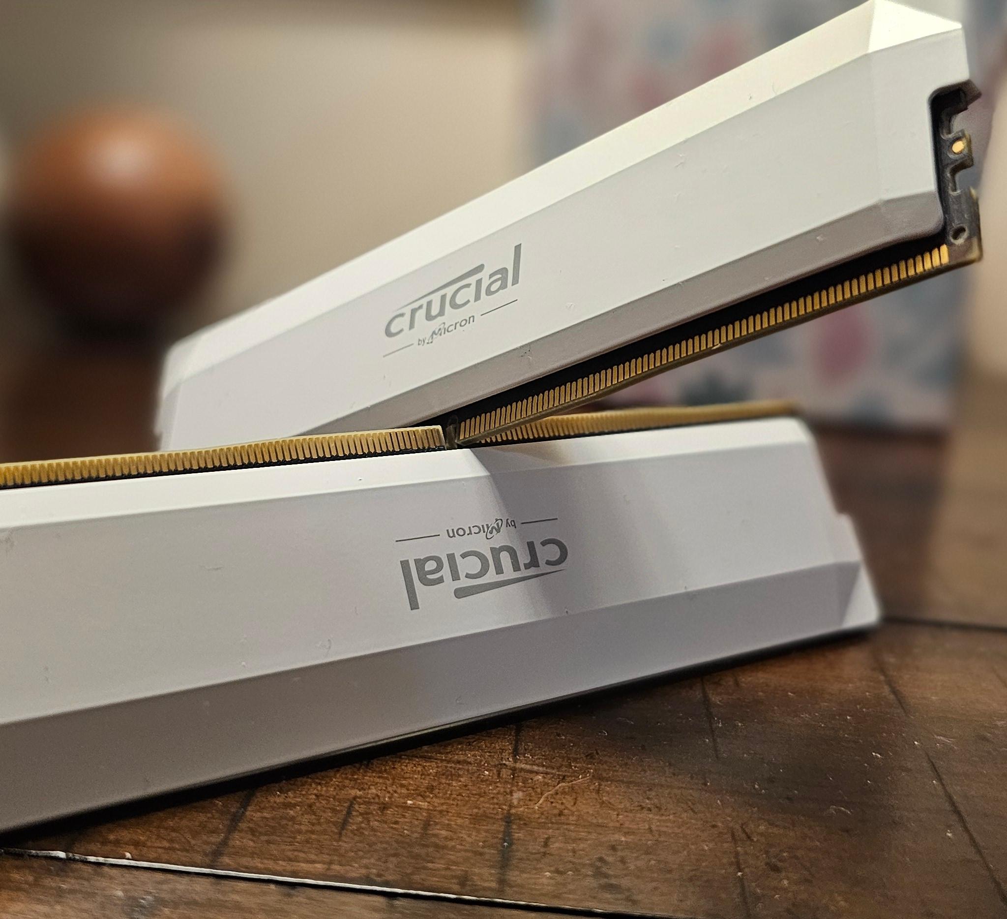 WHITE CRUCIAL DDR5 RAM 2X16 (32GB) 6400 MT/s ( LAST OF ITS KIND )