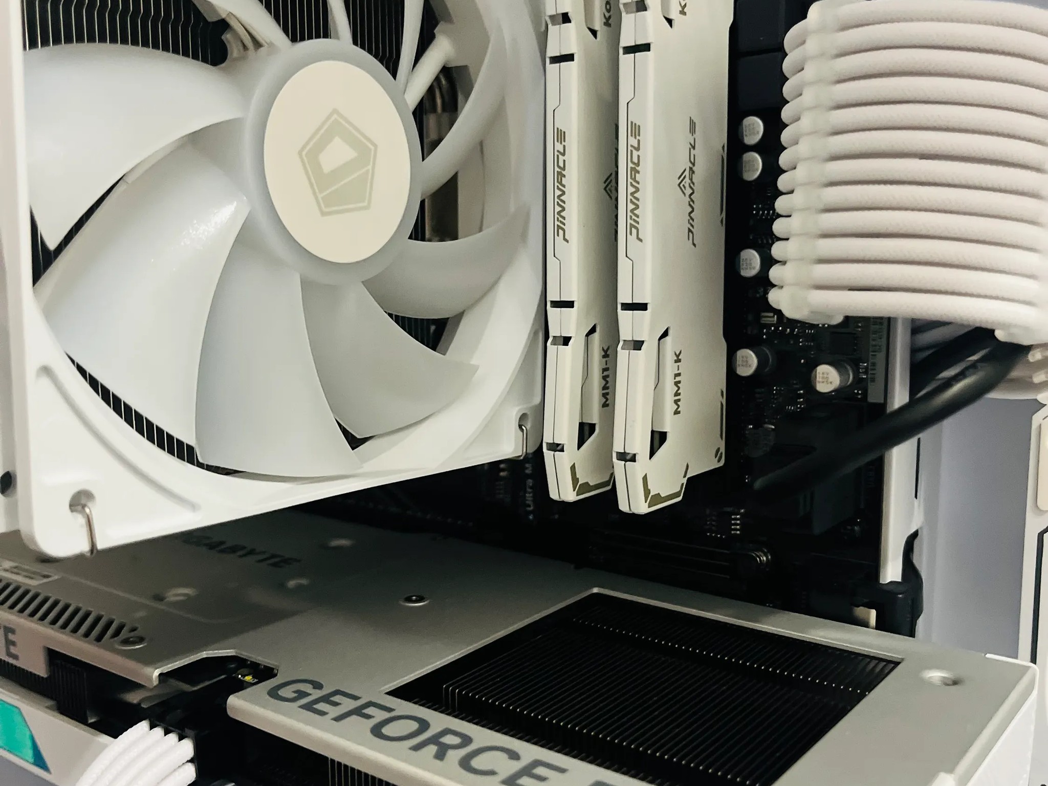 | RTX 4060 | Ryzen 5 5600 X | 16 GB 3200 Mhz | 500 GB Storage | Beautiful ARGB Supercomputer |