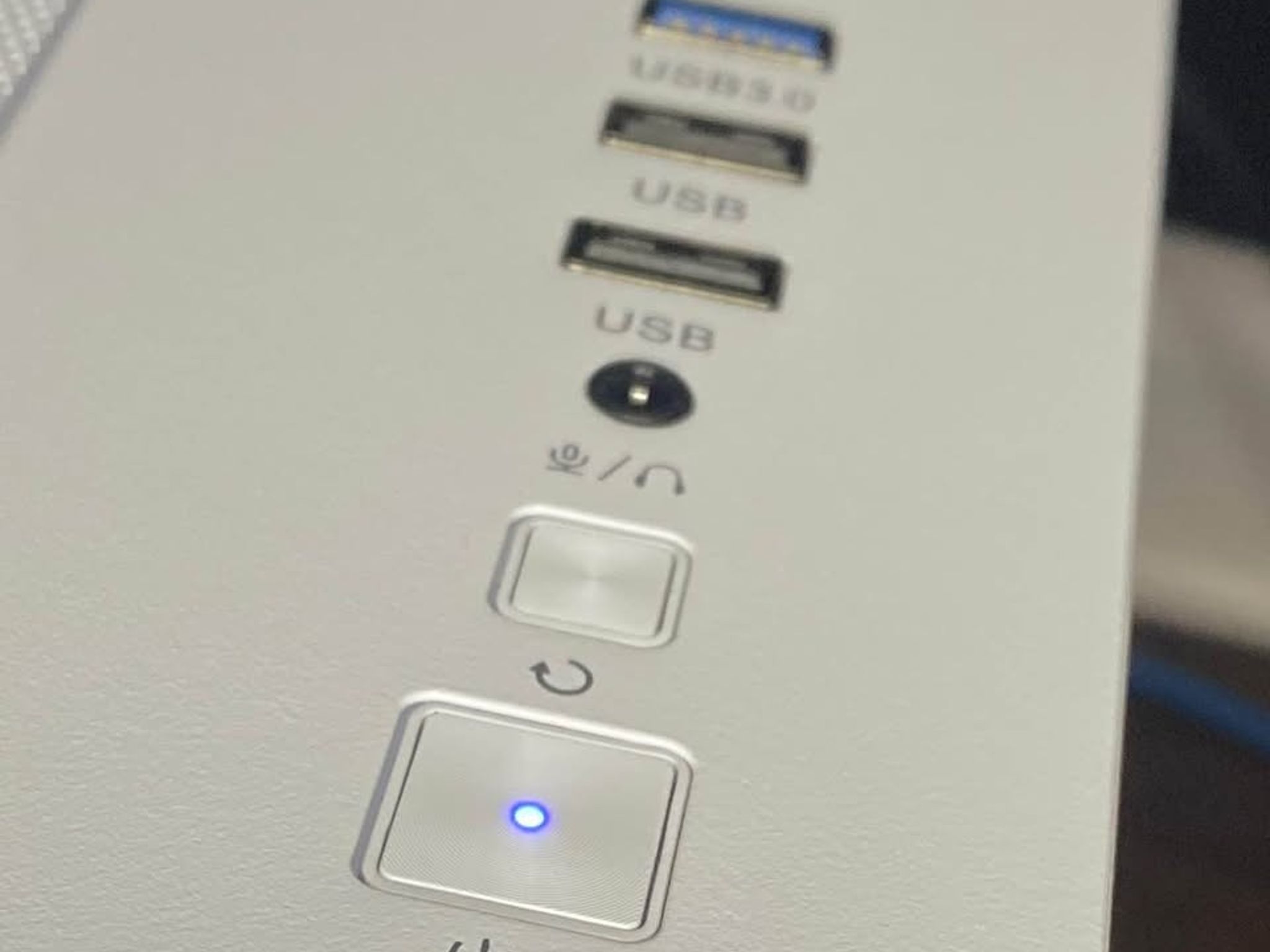 White Gaming PC (RTX 3070 8GB + AMD Ryzen 5 5500 + 16GB DDR4 + SSD)
