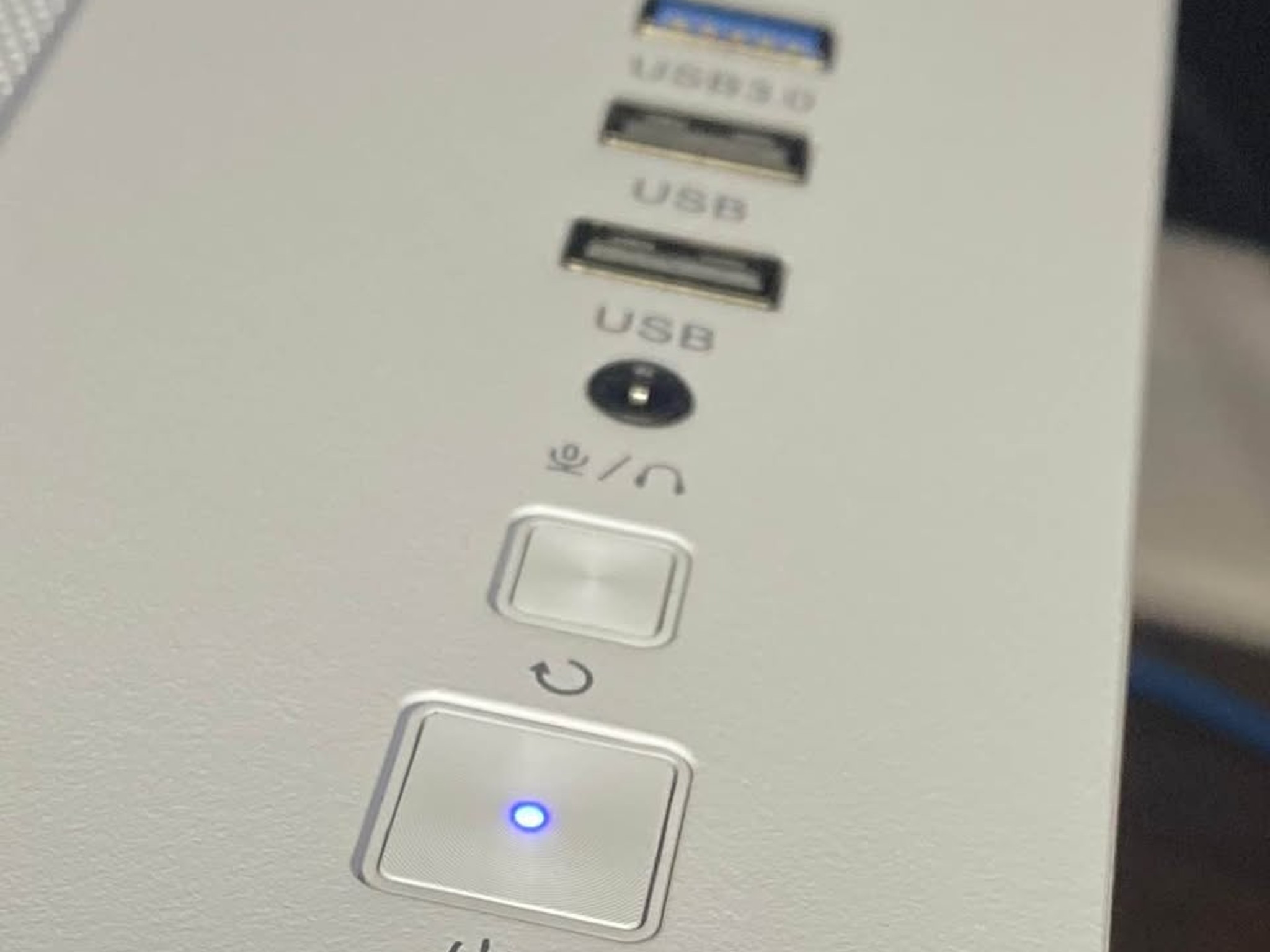 White Gaming PC (RTX 3070 8GB + AMD Ryzen 5 5500 + 16GB DDR4 + SSD)