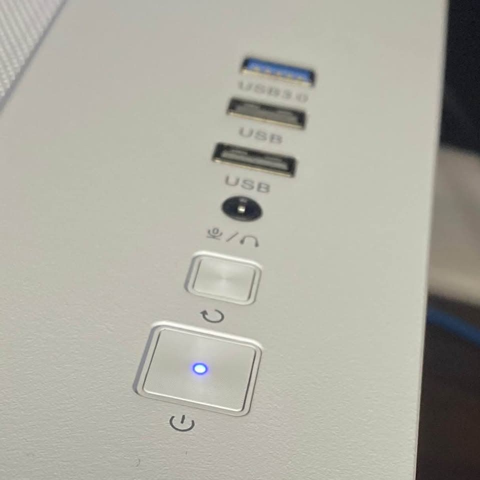 White Gaming PC (RTX 3070 8GB + AMD Ryzen 5 5500 + 16GB DDR4 + SSD)