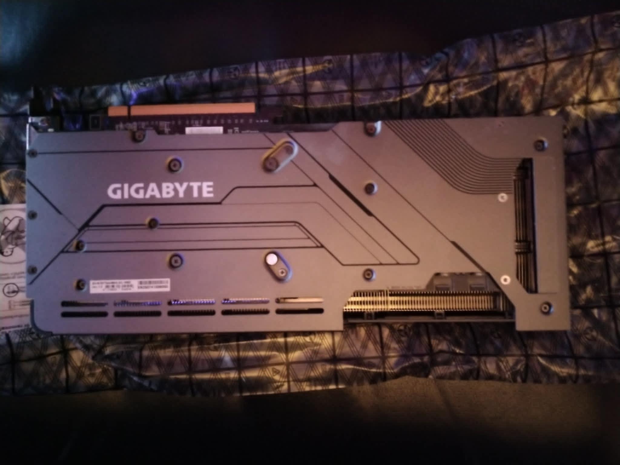 GIGABYTE GAMING OC 16 GB 7800 XT BLACK LIKE NEW ONLY USED FOR 2 MONTHS
