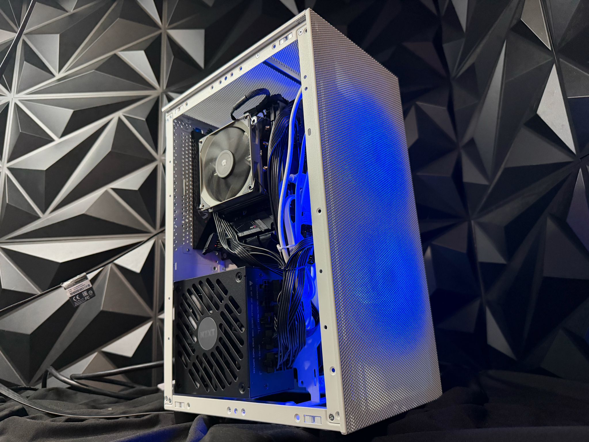 🥛❄️ THE MILK MINI ❄️🥛Ryzen 5 7500X3D| RX 9060XT 16 GB| 32 GB DDR5| 1 TB NVMe| 650W PSU