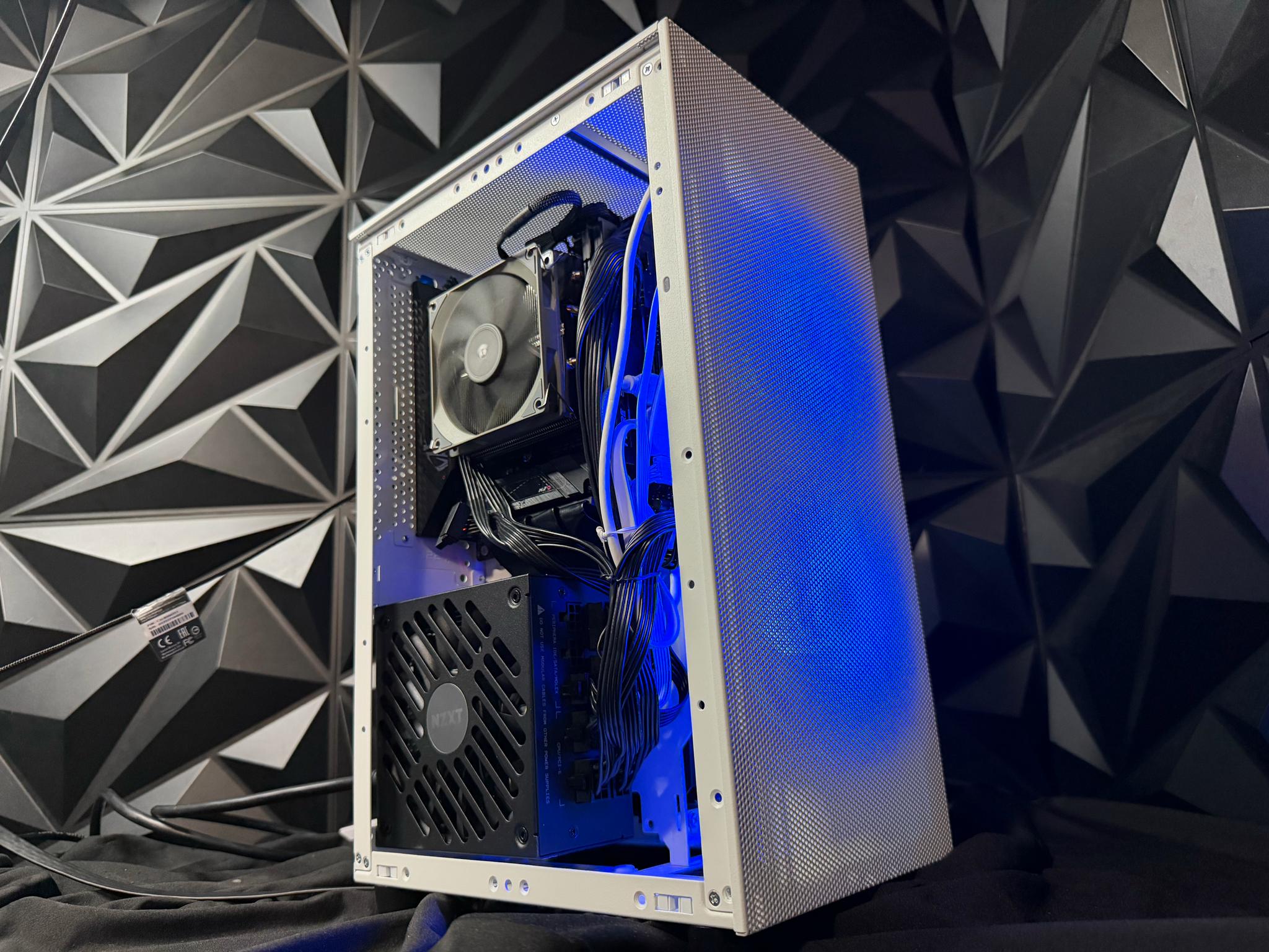 🥛❄️ THE MILK MINI ❄️🥛Ryzen 5 7500X3D| RX 9060XT 16 GB| 32 GB DDR5| 1 TB NVMe| 650W PSU