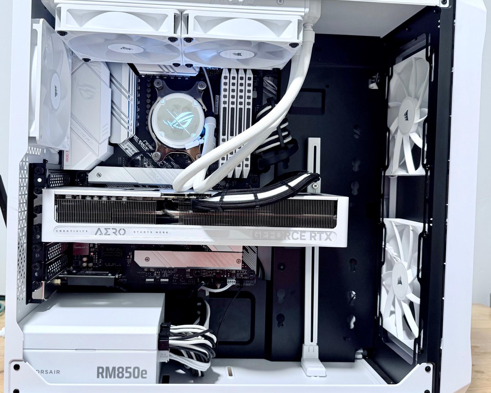 Gaming PC Monochrome RTX 5070 OC 12GB