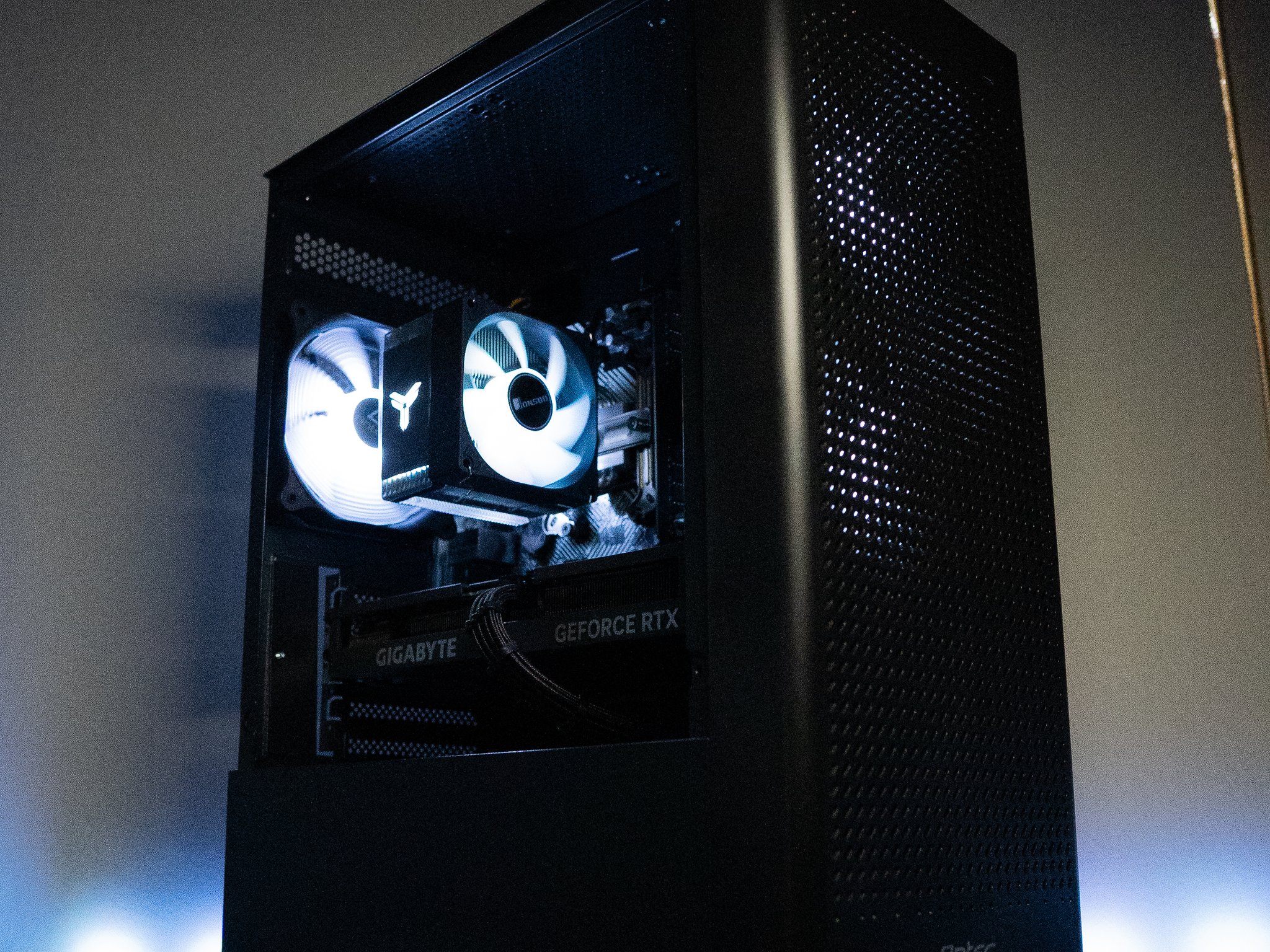 ⛈️❄️ | GIGABYTE RTX 4060 Ti | RYZEN 7 5700X | 32GB DDR4 RAM | 2TB NVME SSD | Arctic Snow