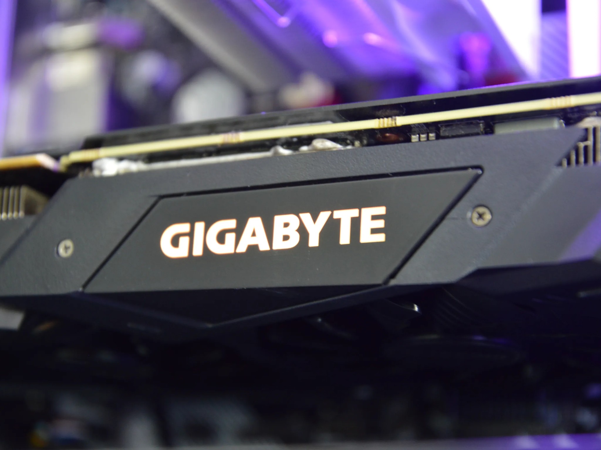 ⚪⚫| RTX 2080 8GB | RYZEN 5 5500 | 32GB DDR4 RAM | 1TB NVME SSD | The Divider |