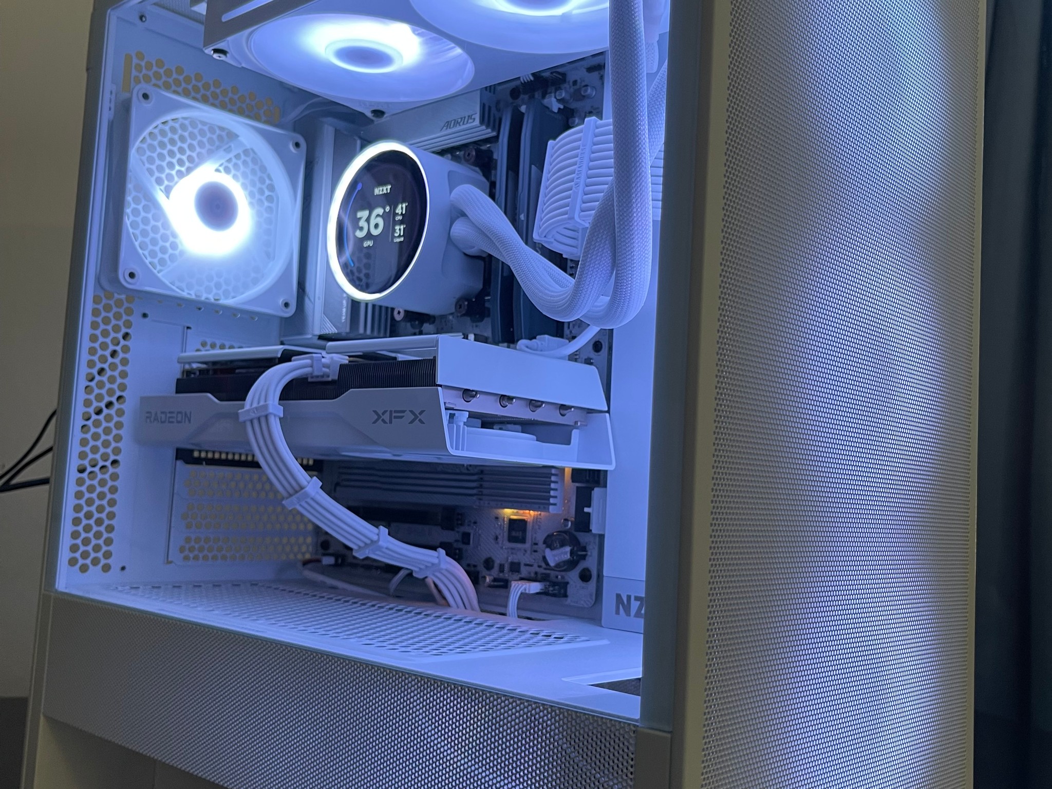 ❄️🌟ALL NEW! AM5 White PC / RX 9060 XT/ Ryzen 7 7700x/ 32GB DDR5/ 1TB gen4.🌟❄️