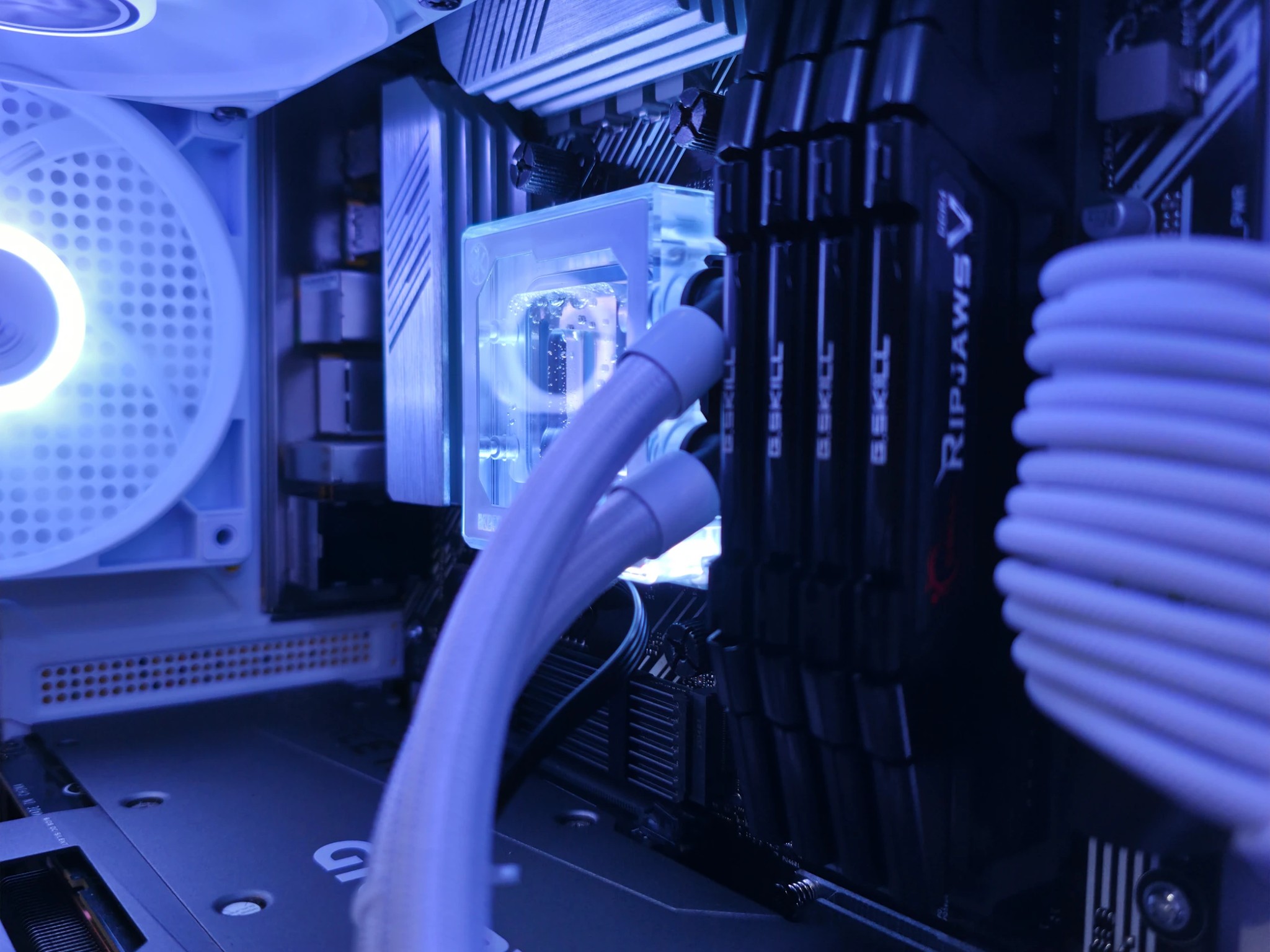 X3D Whiteout | RTX 3080 | 5600x3D | 16GB DDR4 | 1TB NVME