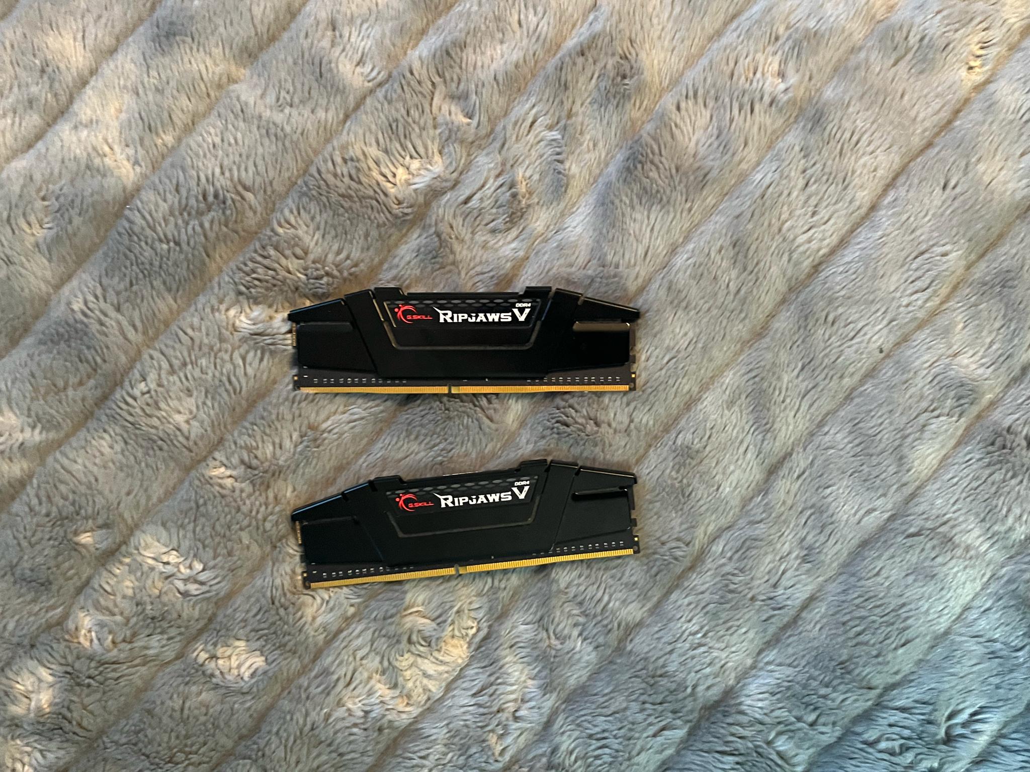 G.SKILL Ripjaws V 16GB (2x8GB) DDR4 3200MHz CL16 RAM Kit