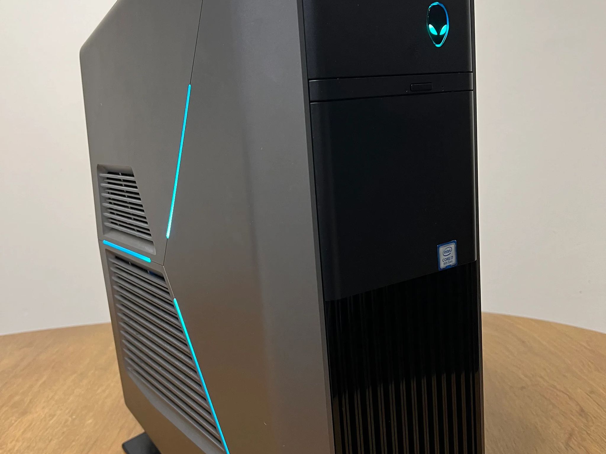 RTX 2060 // i7-9700 // 16GB RAM // 256GB SSD
