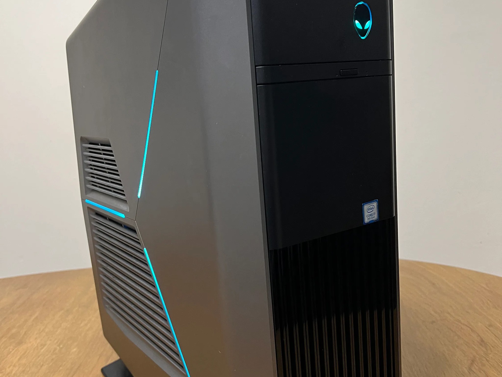 RTX 2060 // i7-9700 // 16GB RAM // 256GB SSD