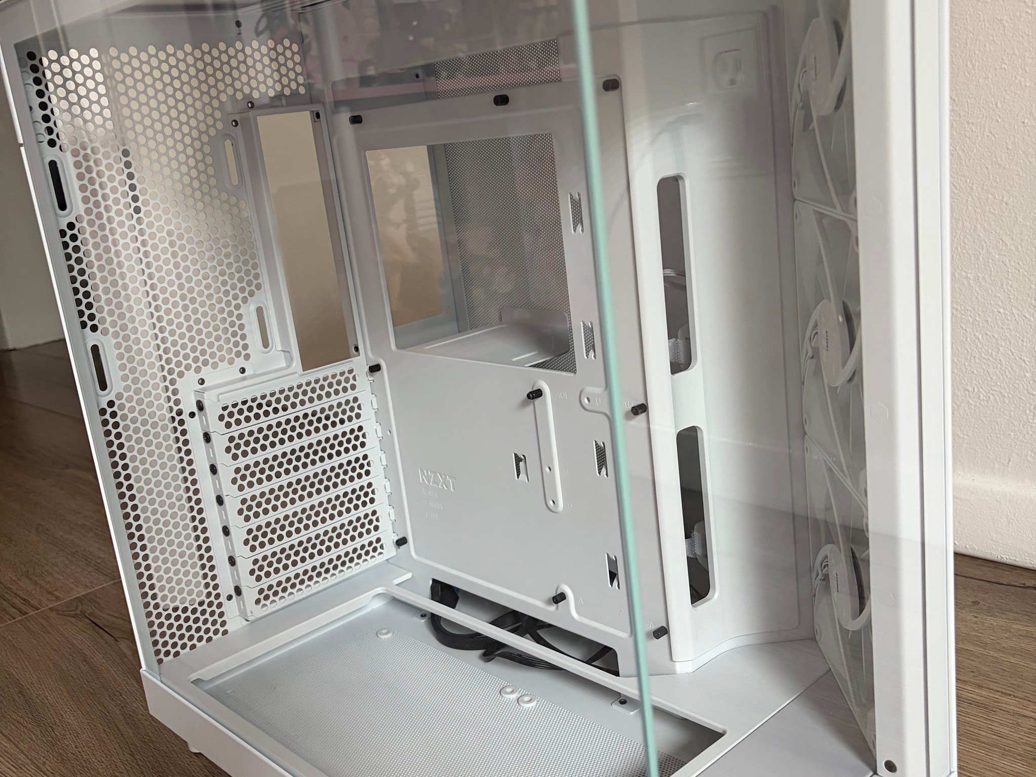 NZXT H6 Flow White Compact Dual-Chamber Mid Tower Airflow Case Tempered Glass