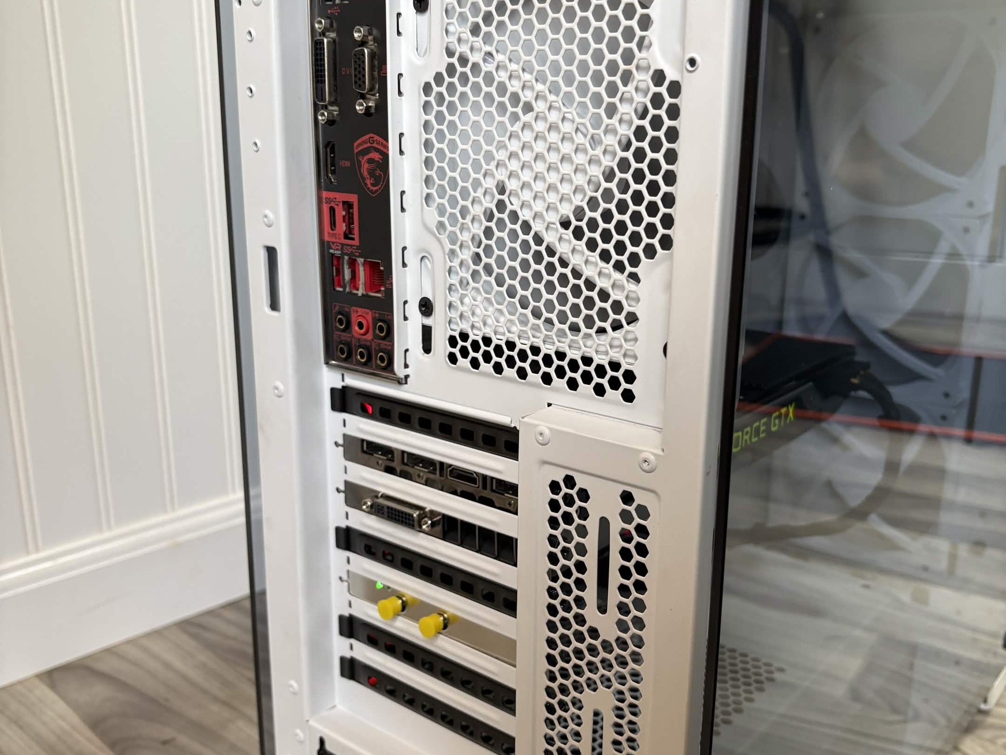 White Gaming Computer - Ryzen 7 - GTX 980