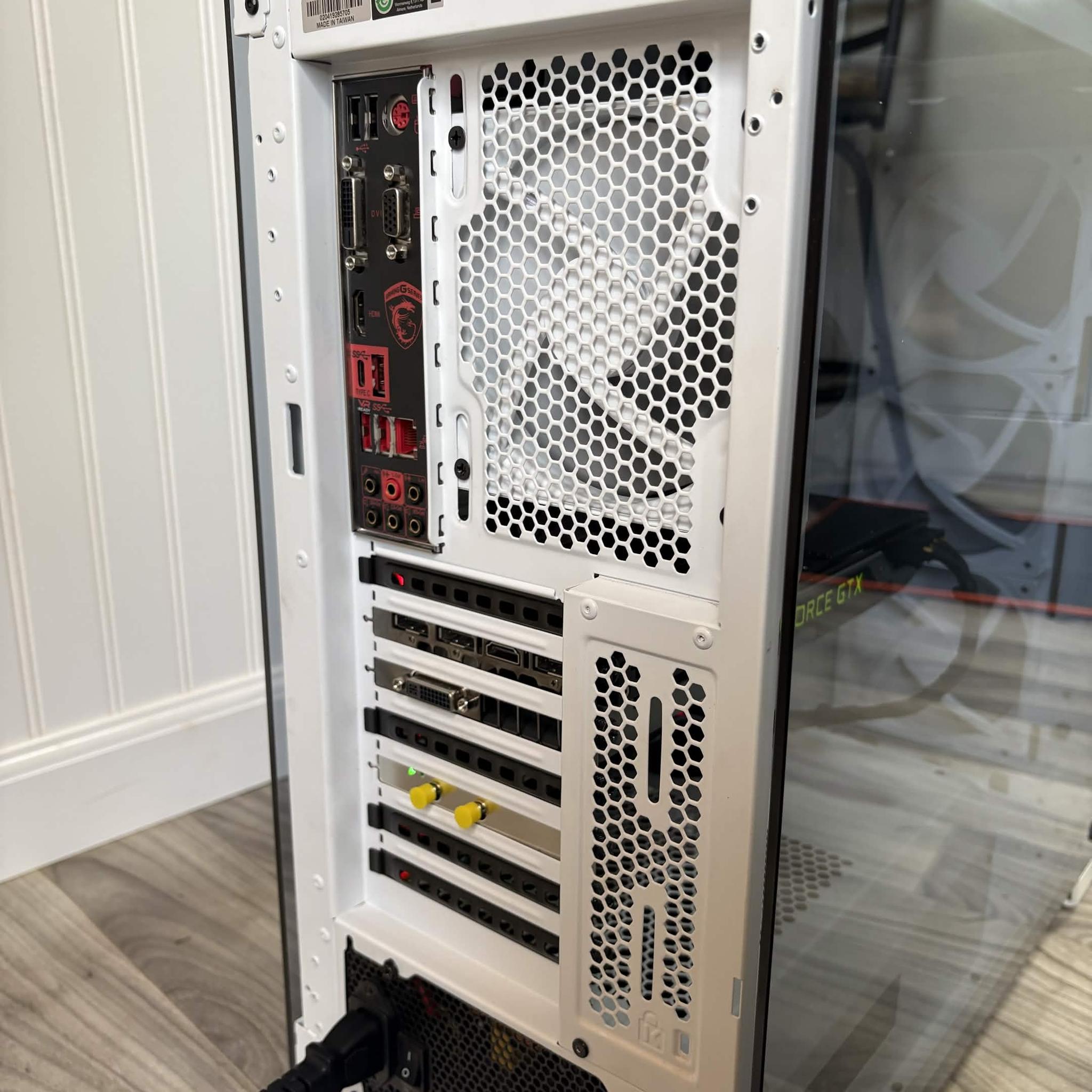 White Gaming Computer - Ryzen 7 - GTX 980