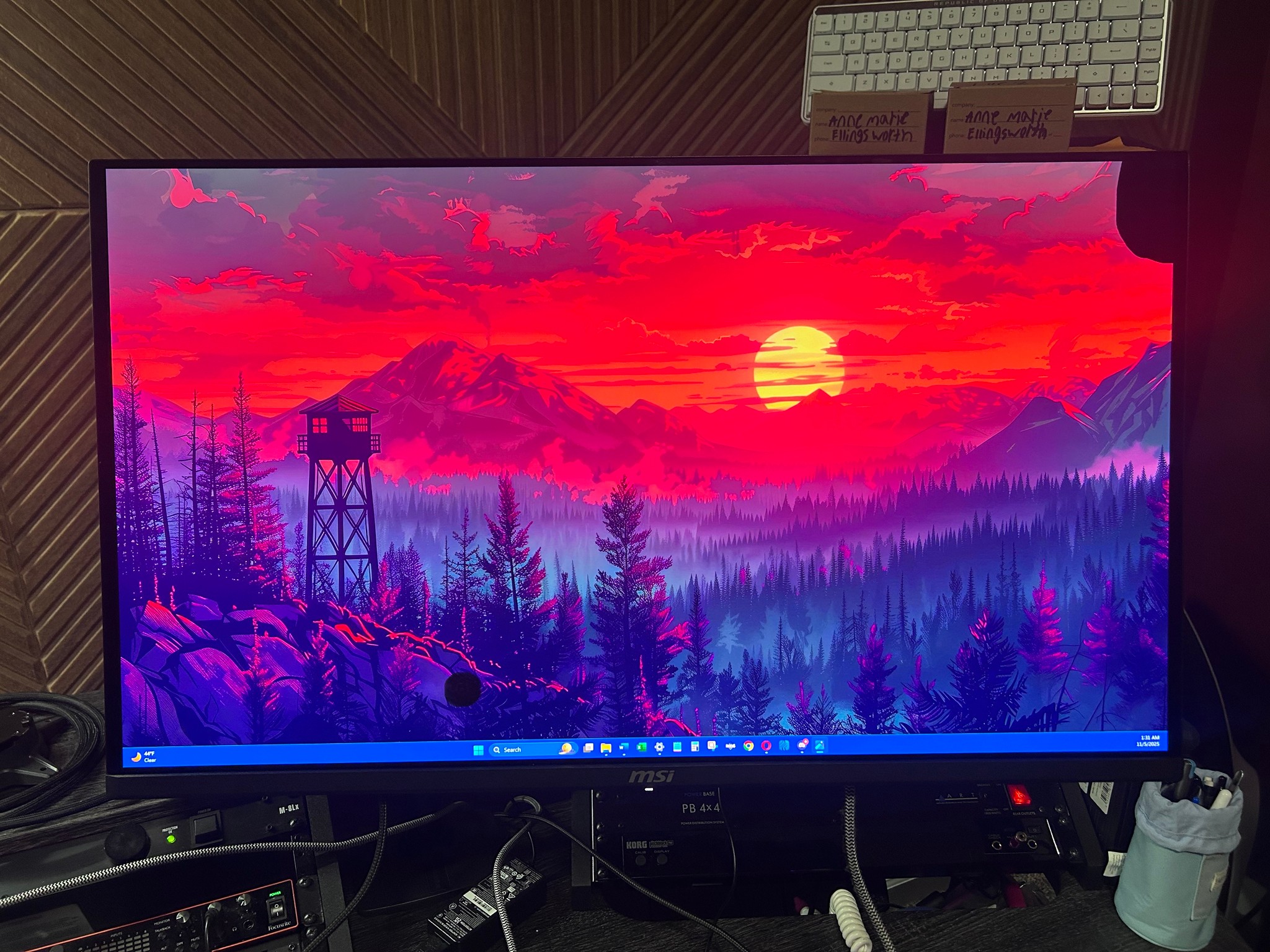 MSI QD-OLED 32" (4K) (165Hz) Gaming Monitor (MAG 321UP) (See Corner Damage) (Accepting Offers)