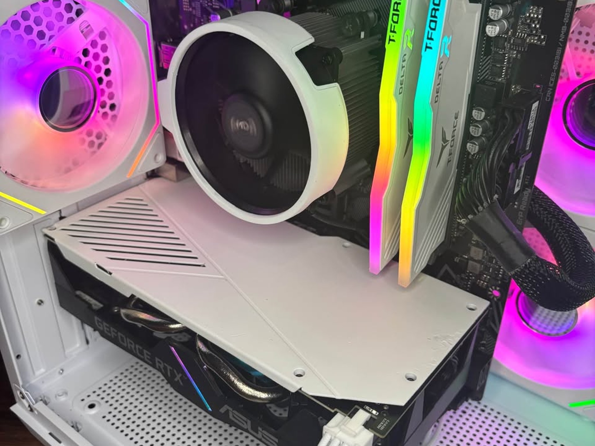 White Gaming PC (RTX 2060 6GB + AMD Ryzen 7 2700 + 16GB DDR4 + SSD + HDD)