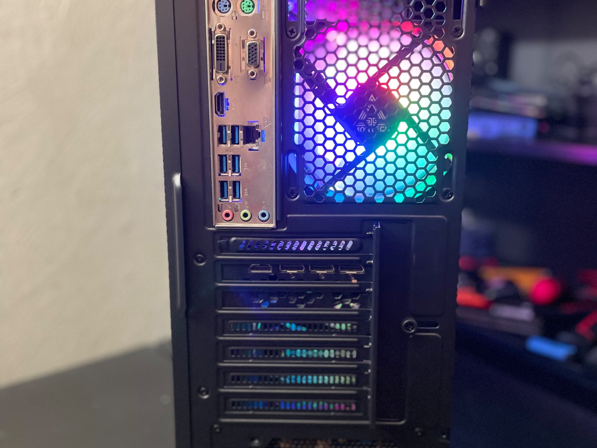 RTX 3060 | i7-6700 | 16GB DDR4 | 256GB SSD |