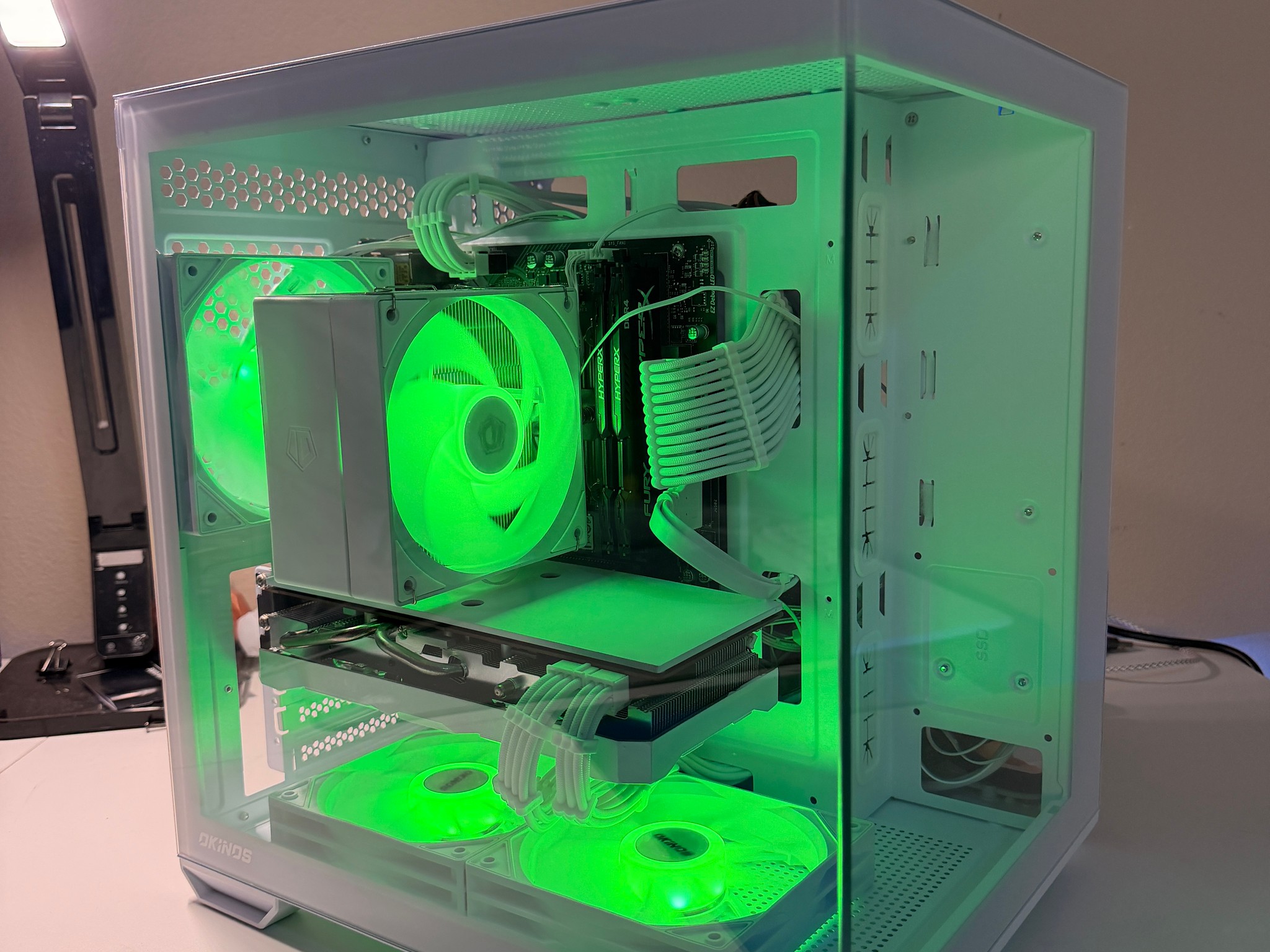 White Gaming PC | RX 5700 XT | 1.75 TB storage | 16gb ddr4 | INTEL i5-9600k