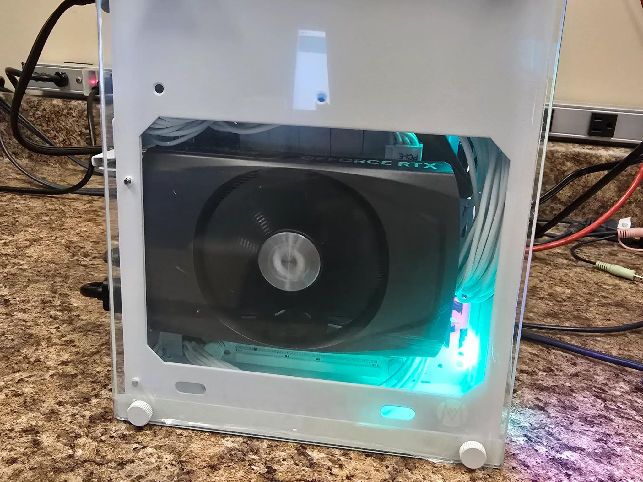 Tiny white box 7600x - 4060 Mini ITX