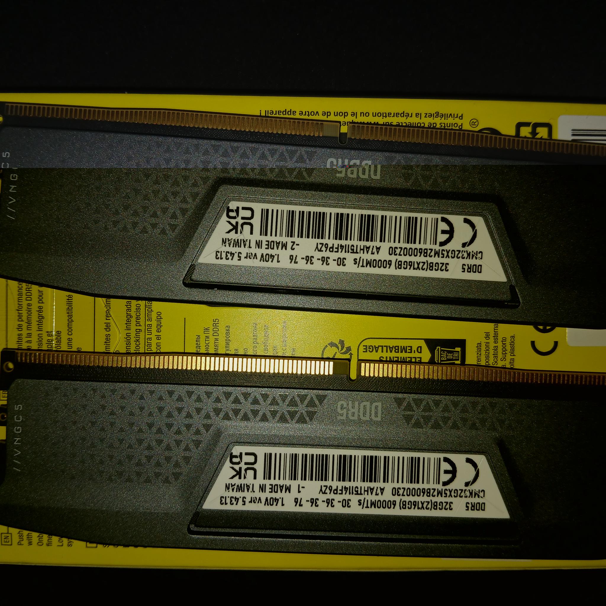 CORSAIR Vengeance 32GB (2 x 16GB) CL30 6000 CMK32GX5M2B6000Z30