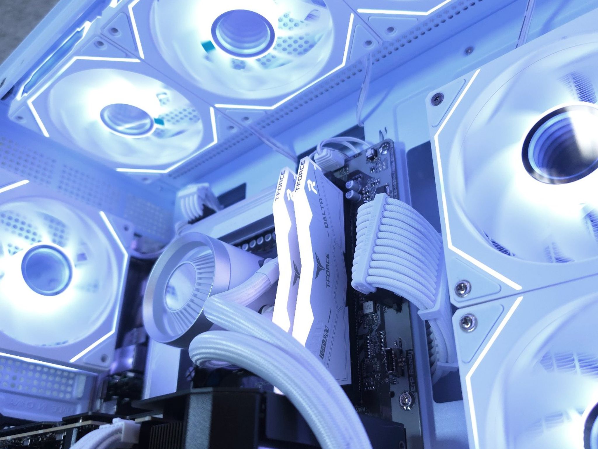 ASUS RTX 5070 🤍 Core Ultra 7 265F