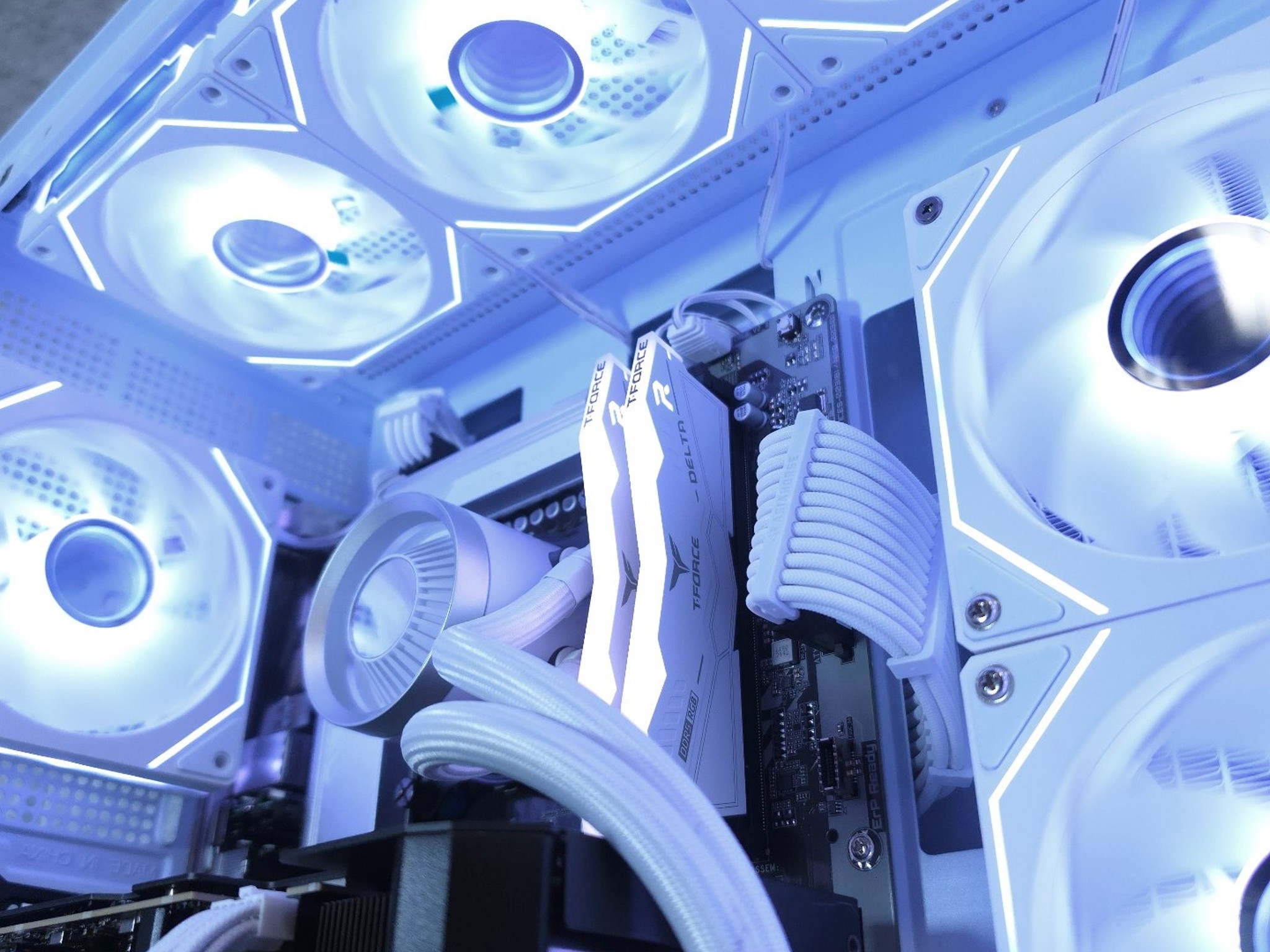 ASUS RTX 5070 🤍 Core Ultra 7 265F