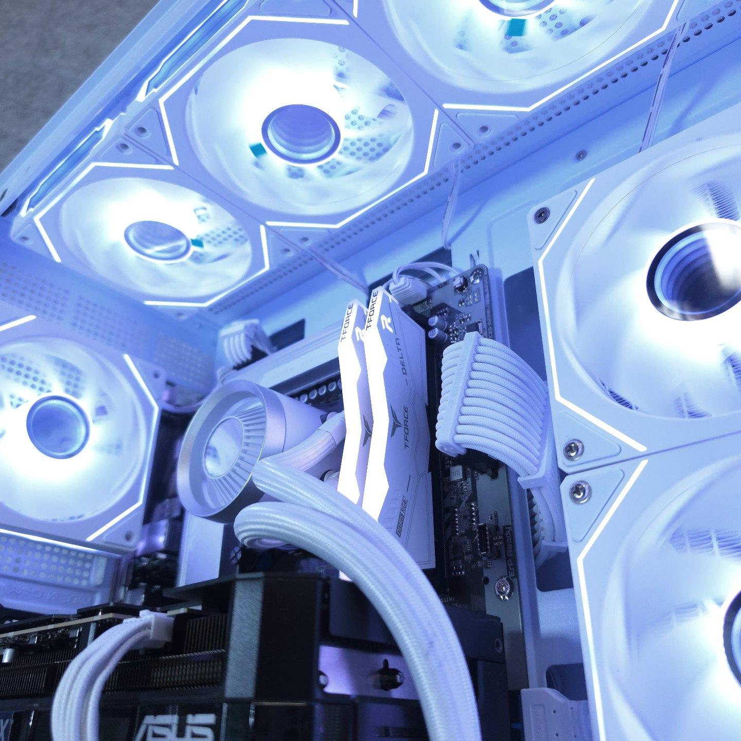 ASUS RTX 5070 🤍 Core Ultra 7 265F