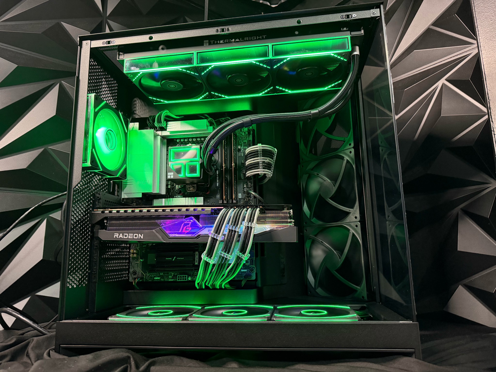 🌌⚡ NEON FLOW ⚡🌌Ryzen 9 9900X| RX 7900 XTX 24 GB | 64 GB DDR5| 4 TB NVMe| 1000W PSU
