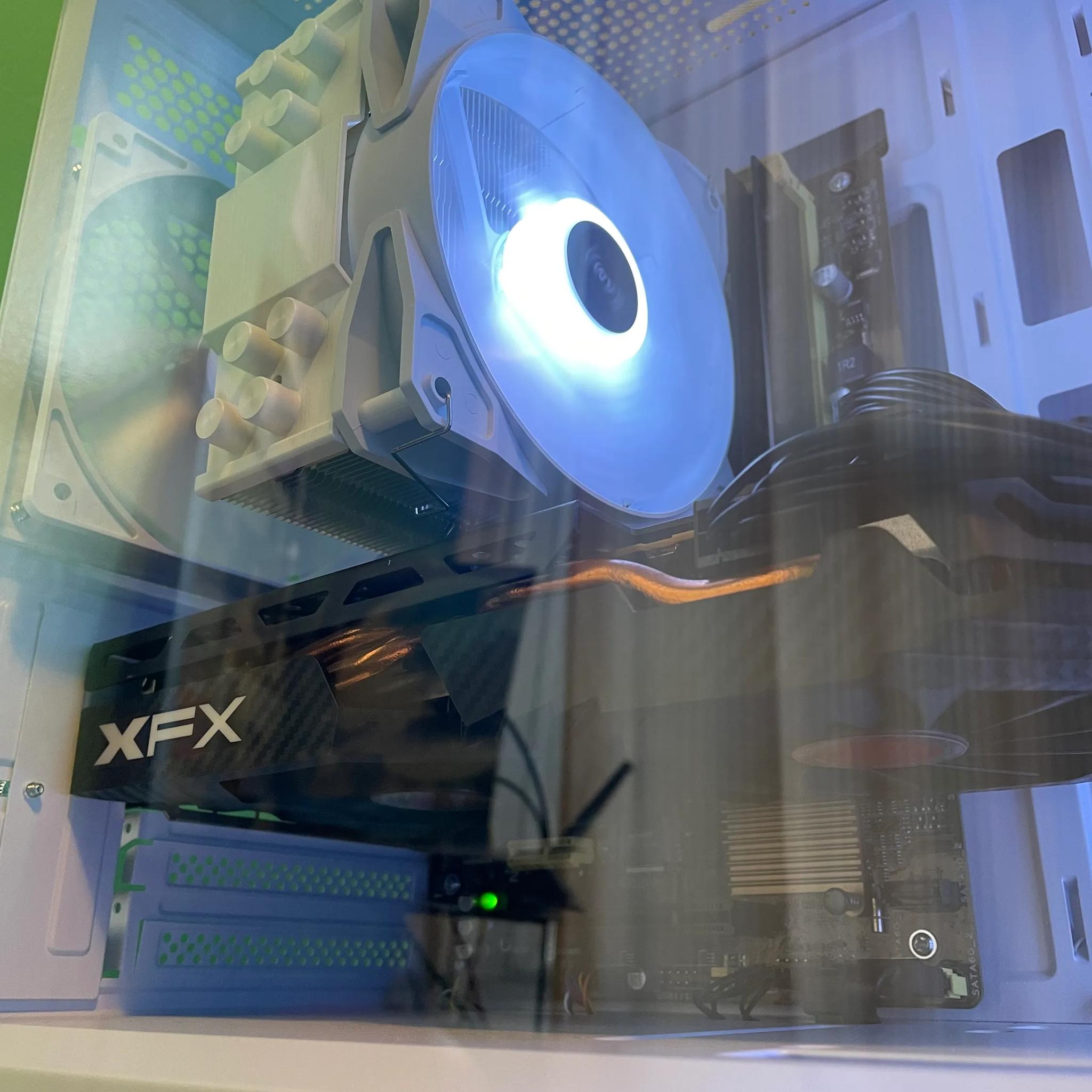 SLEEK Glass Gaming PC | Intel i5 / Nvidia GTX970 / 8GB / 600GB Win 10 Pro WiFi
