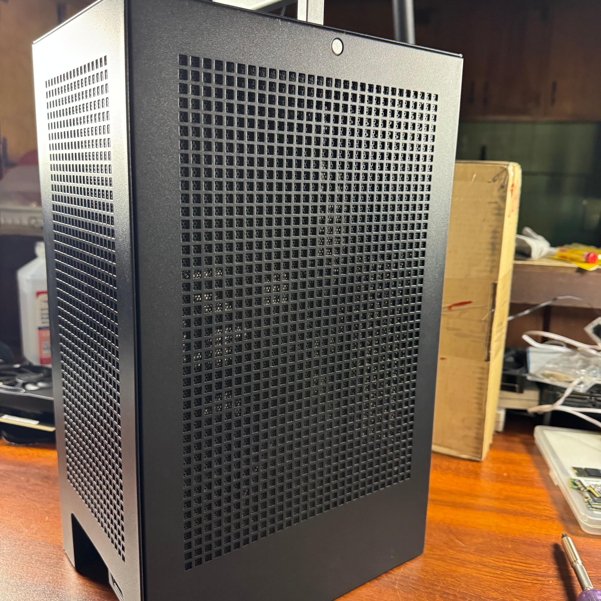 HYTE REVOLT 3 + 700W 80+ Platnium PSU