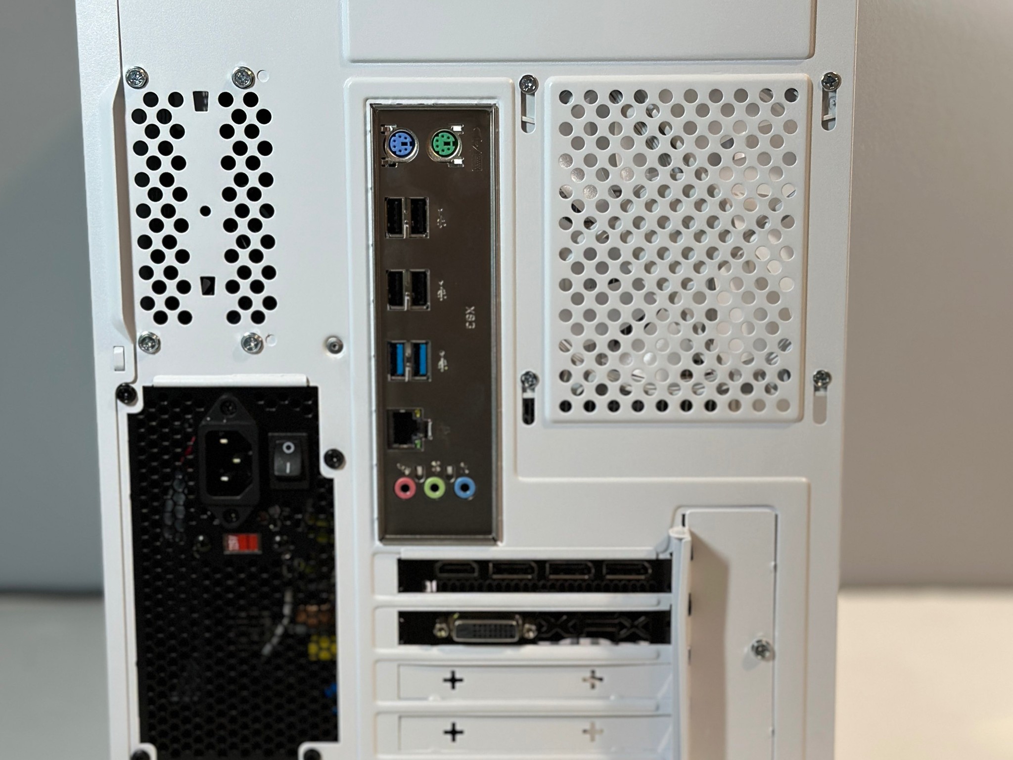 ⚪️🐼|RX 580, Intel Xeon powered, 16gb Ram, 512gb SSD WiFi Equipped Gaming PC