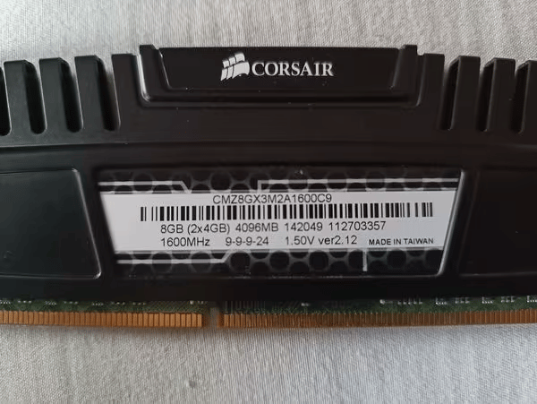 Corsair Vengeance 8 GB (2x4 GB) DDR3-1600 CL8 RAM