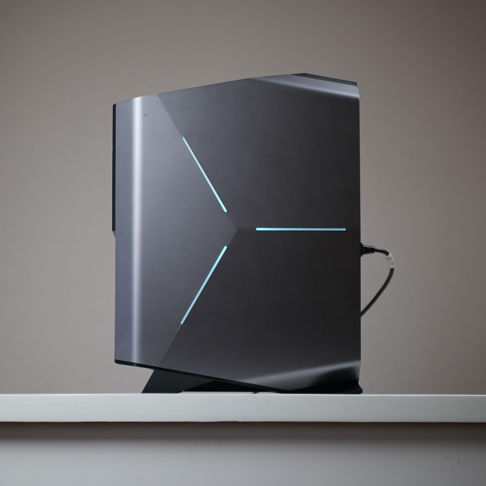 “Alienform 4” GTX 1070 Intel Core i7 7700 16GB .9TB Windows 11 Gaming PC Powerhouse